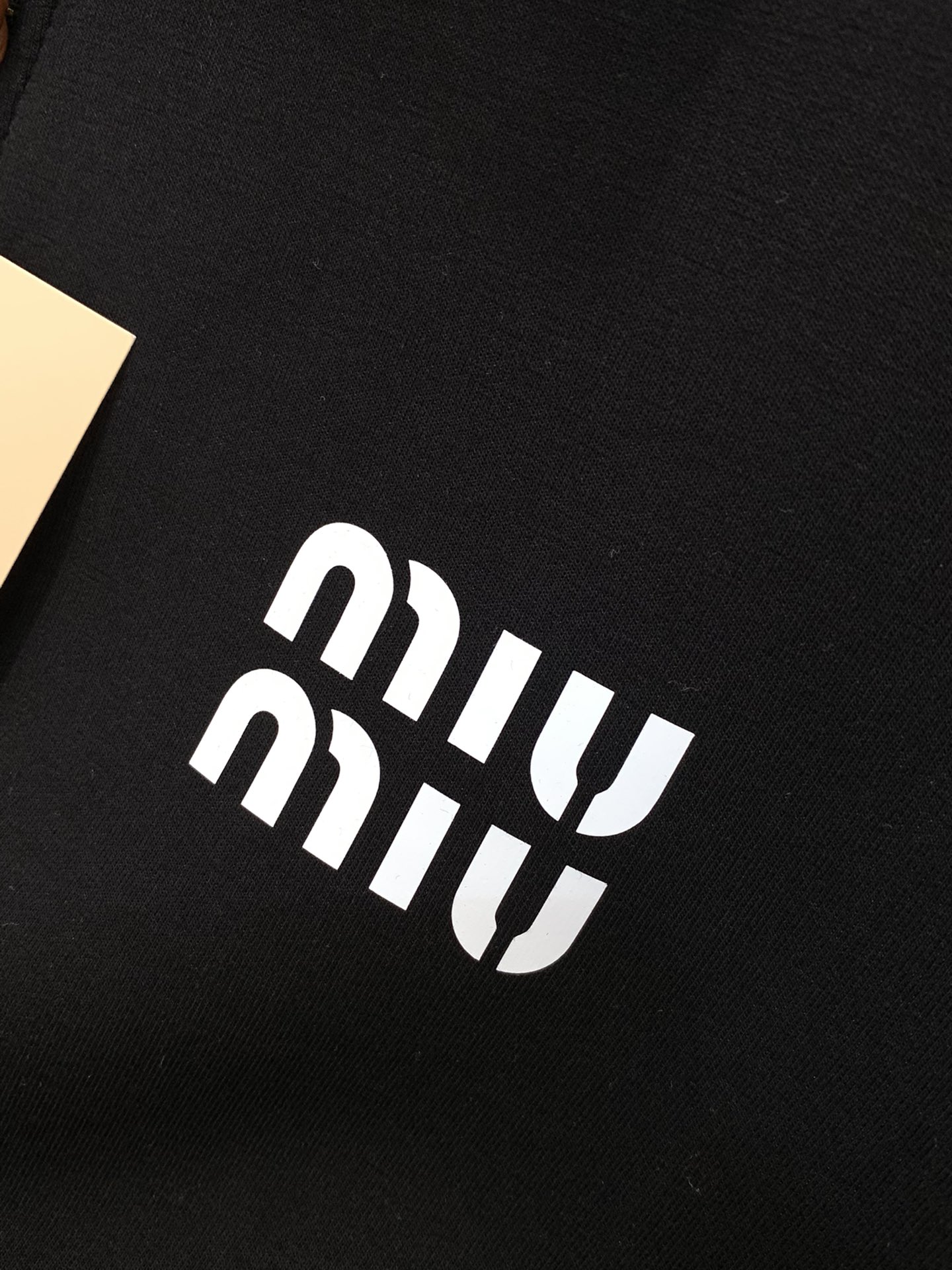 ，miu miu 2025秋季最新品，专柜同步有售，原单狠货，时尚休闲翻领外套，进口原版面料，上身舒适透