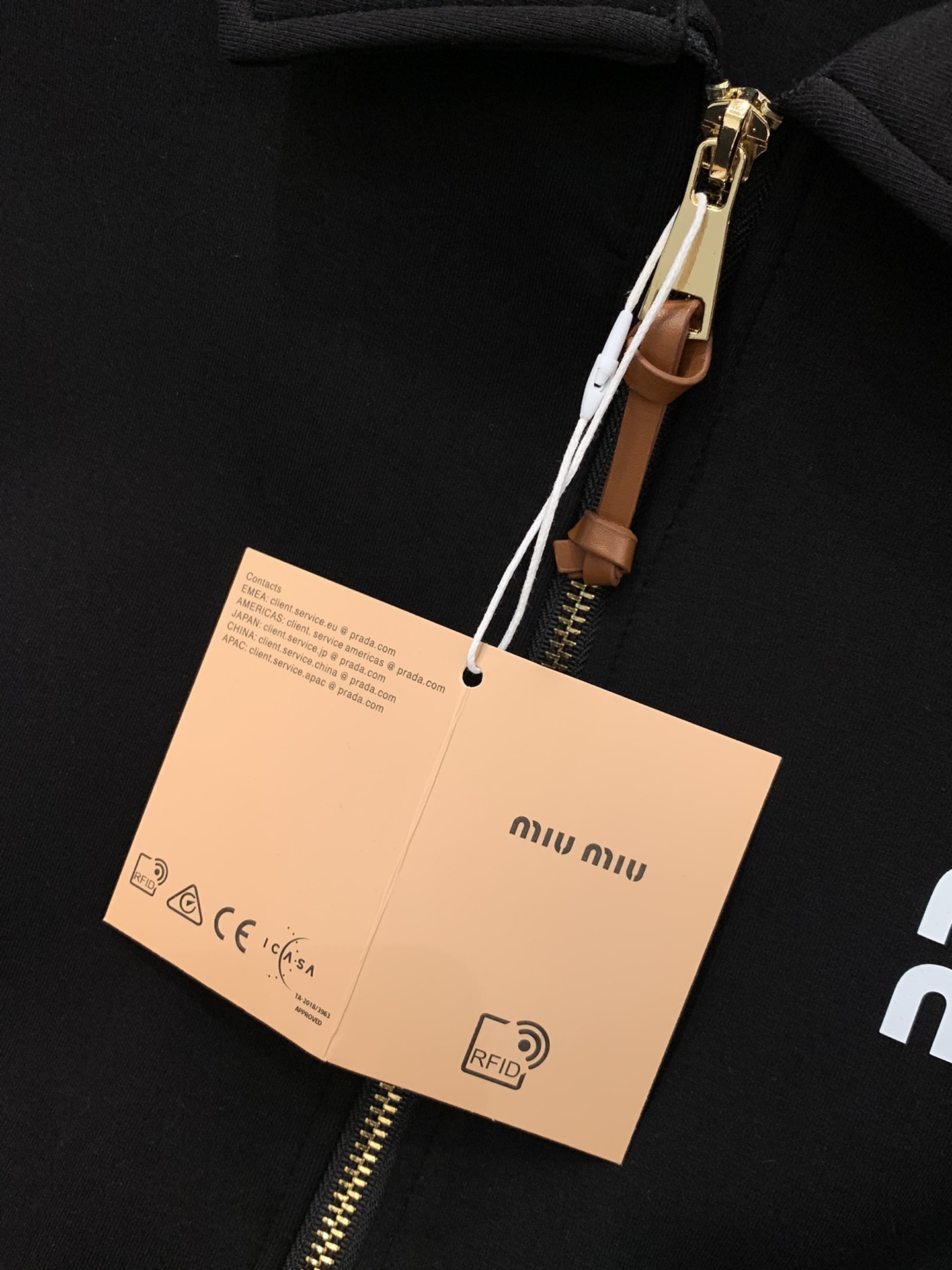 ，miu miu 2025秋季最新品，专柜同步有售，原单狠货，时尚休闲翻领外套，进口原版面料，上身舒适透