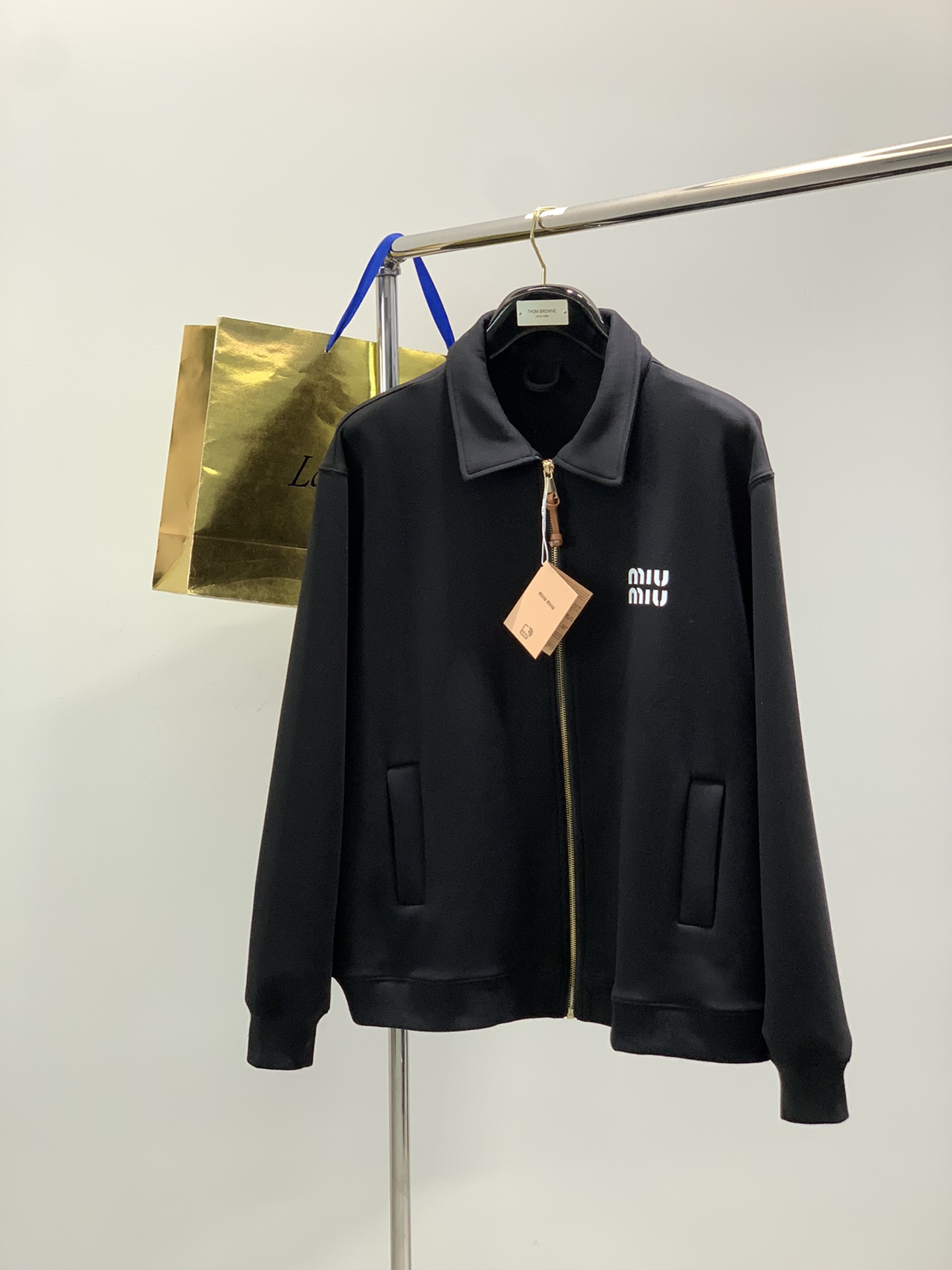 NO:646411,, miu miu's latest autumn products, available at counters simultaneously, original goods, fashionable and casual lapel jacket, imported original fabrics, comfortable and breathable upper body, top-notch printing technology letter pattern decorative logo, original hardware accessories decoration, extremely high grade, comfortable and versatile, handsome upper body, 2 colors recommended, size M-2Xl,, miumiu, jackets & coats, alexander wang19860909,miu miu 秋季最新品,专柜同步有售,原单狠货,时尚休闲翻领外套,进口原版面料,上身舒适透气,顶级印花工艺字母图案装饰logo,原版五金辅料装饰,档次极高,舒适百搭,上身帅气十足,2色推荐,码数M-2Xl,,miumiu,jackets & coats,alexander wang,Men's clothing