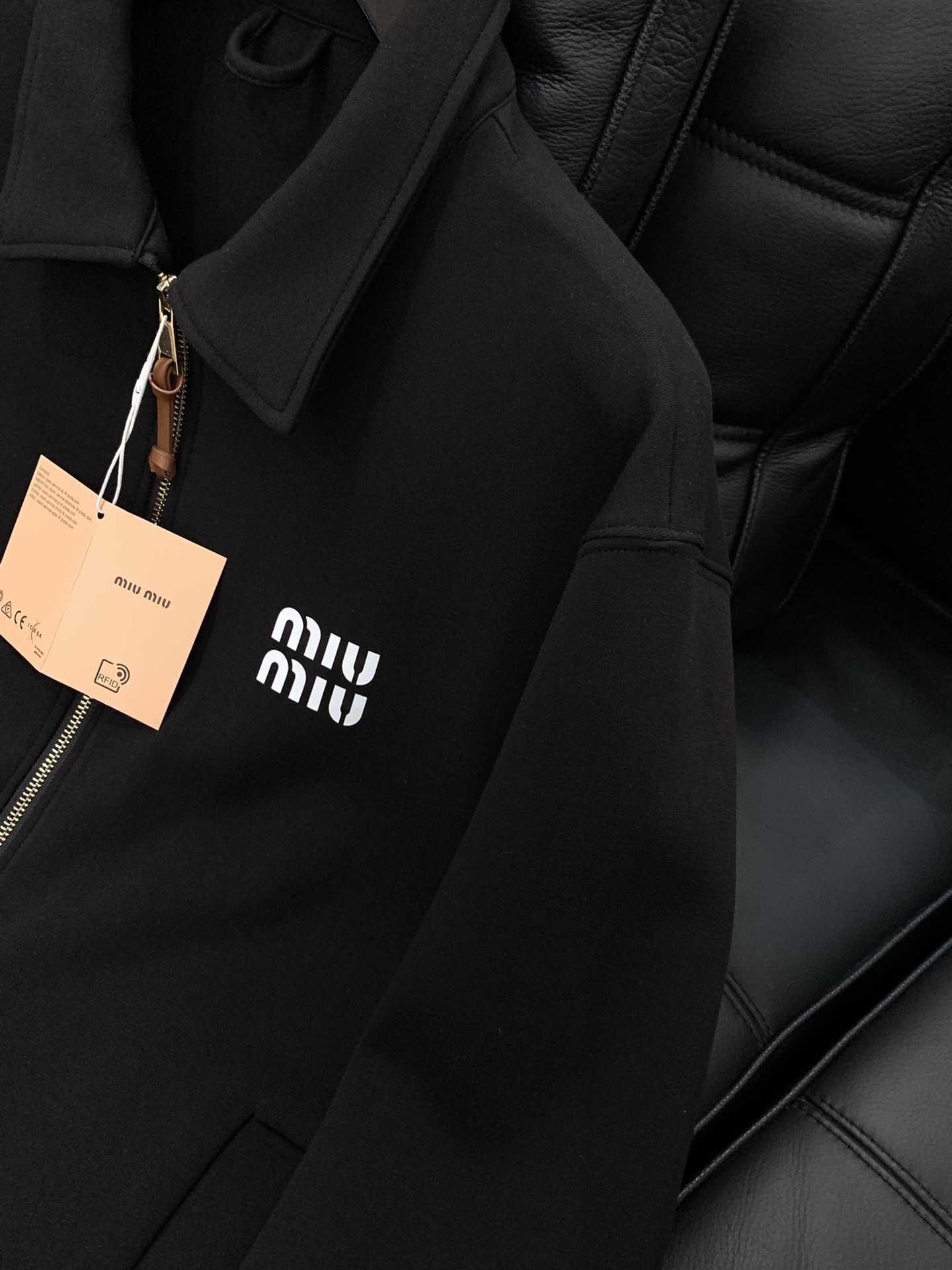 ，miu miu 2025秋季最新品，专柜同步有售，原单狠货，时尚休闲翻领外套，进口原版面料，上身舒适透