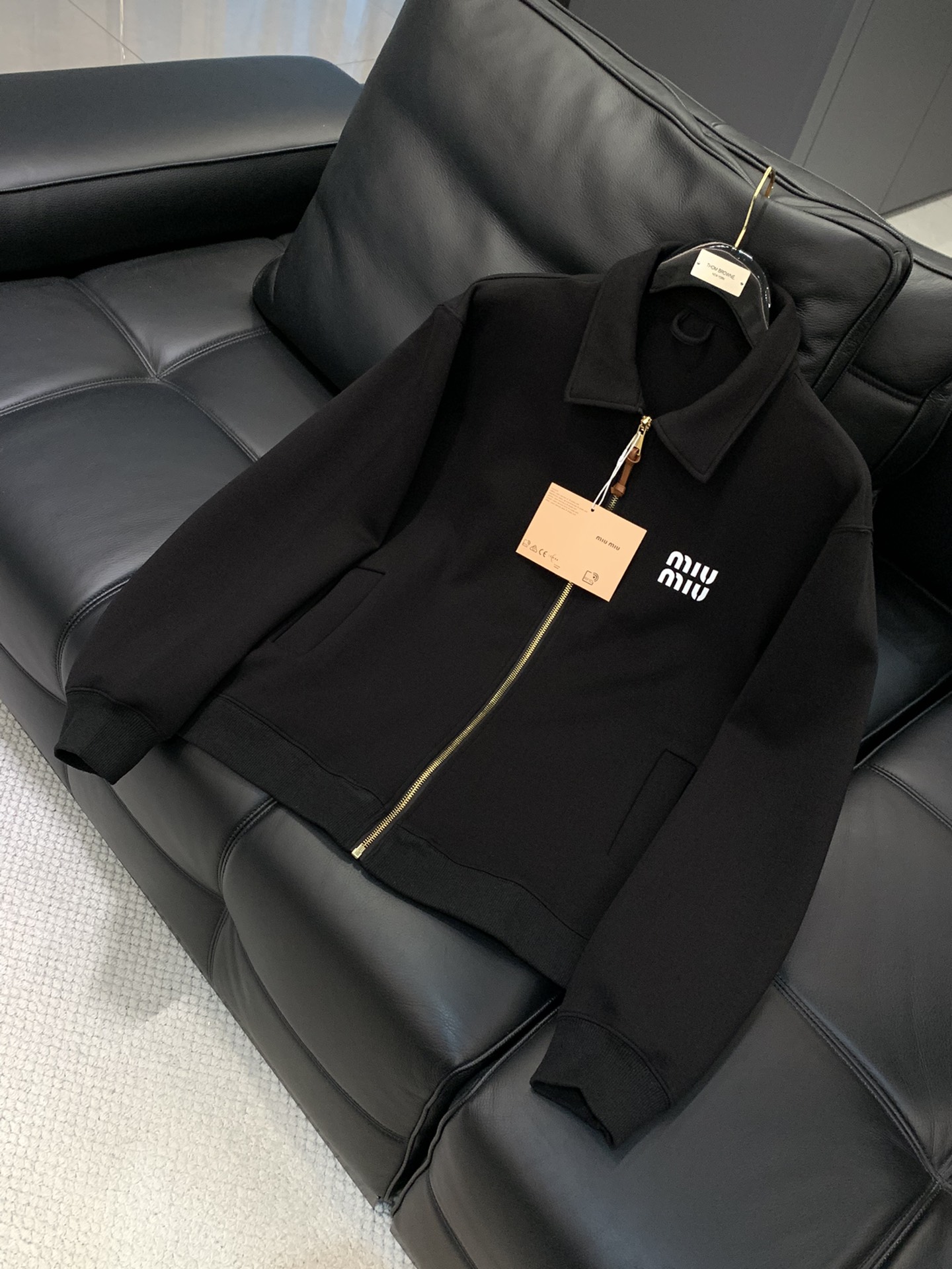，miu miu 2025秋季最新品，专柜同步有售，原单狠货，时尚休闲翻领外套，进口原版面料，上身舒适透