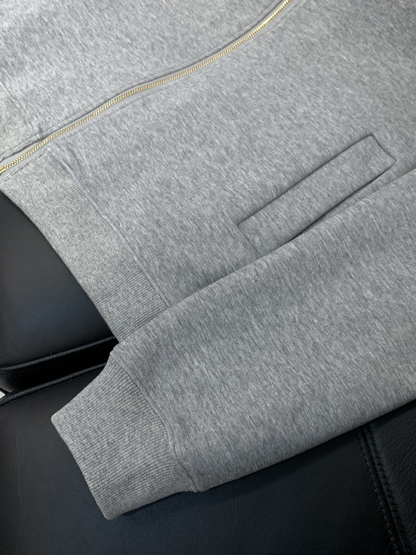 ，miu miu 2025秋季最新品，专柜同步有售，原单狠货，时尚休闲翻领外套，进口原版面料，上身舒适透