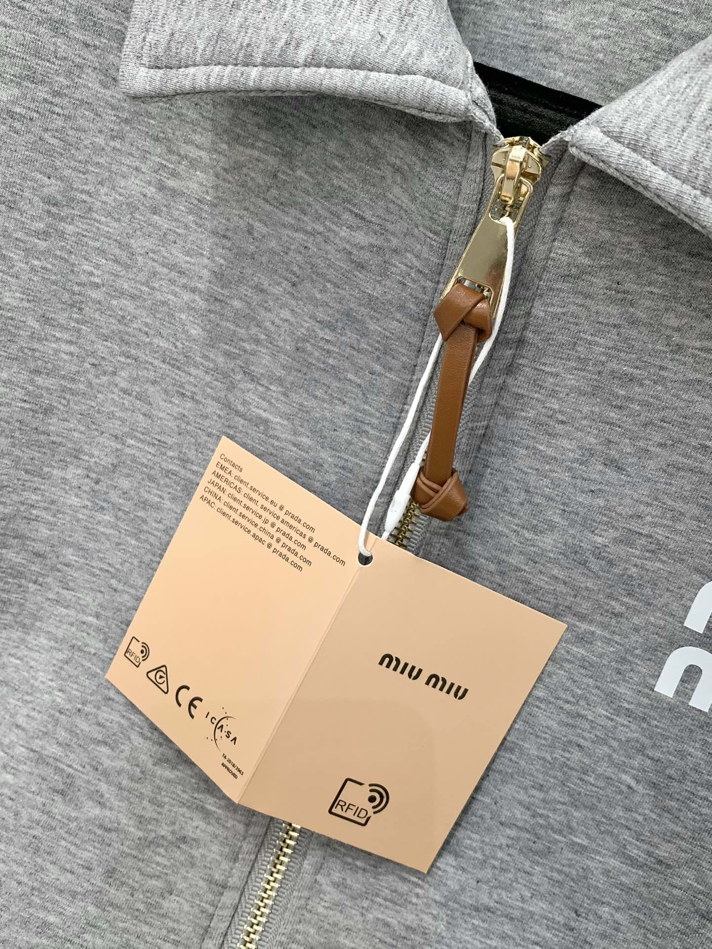 ，miu miu 2025秋季最新品，专柜同步有售，原单狠货，时尚休闲翻领外套，进口原版面料，上身舒适透