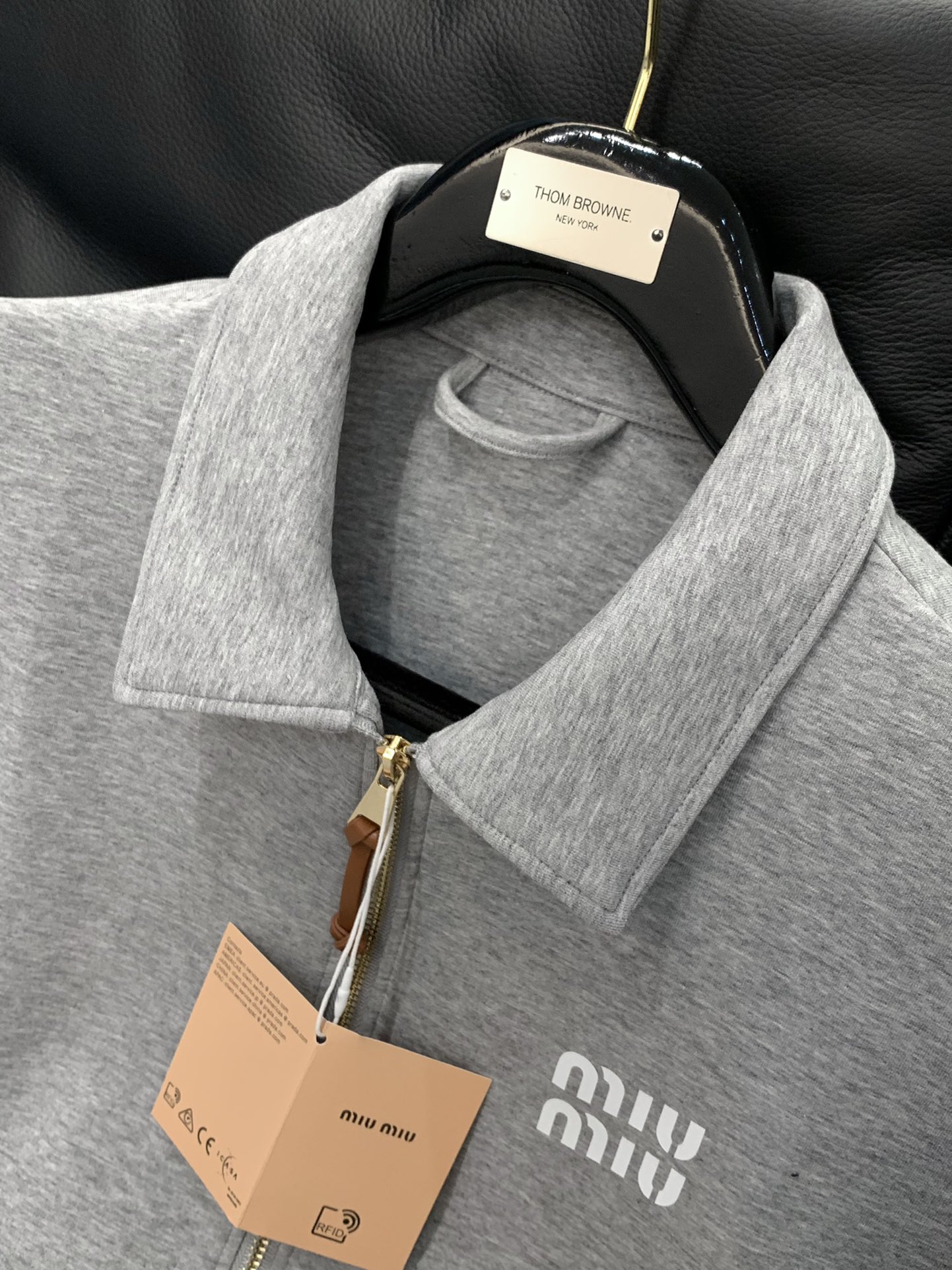 ，miu miu 2025秋季最新品，专柜同步有售，原单狠货，时尚休闲翻领外套，进口原版面料，上身舒适透