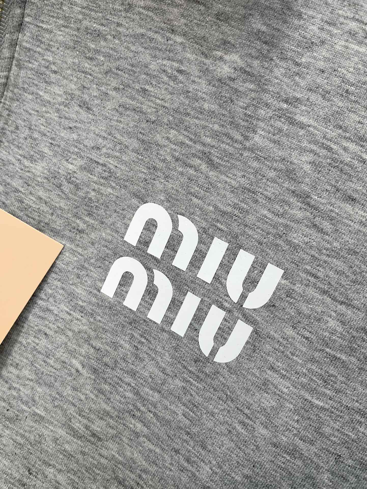 ，miu miu 2025秋季最新品，专柜同步有售，原单狠货，时尚休闲翻领外套，进口原版面料，上身舒适透