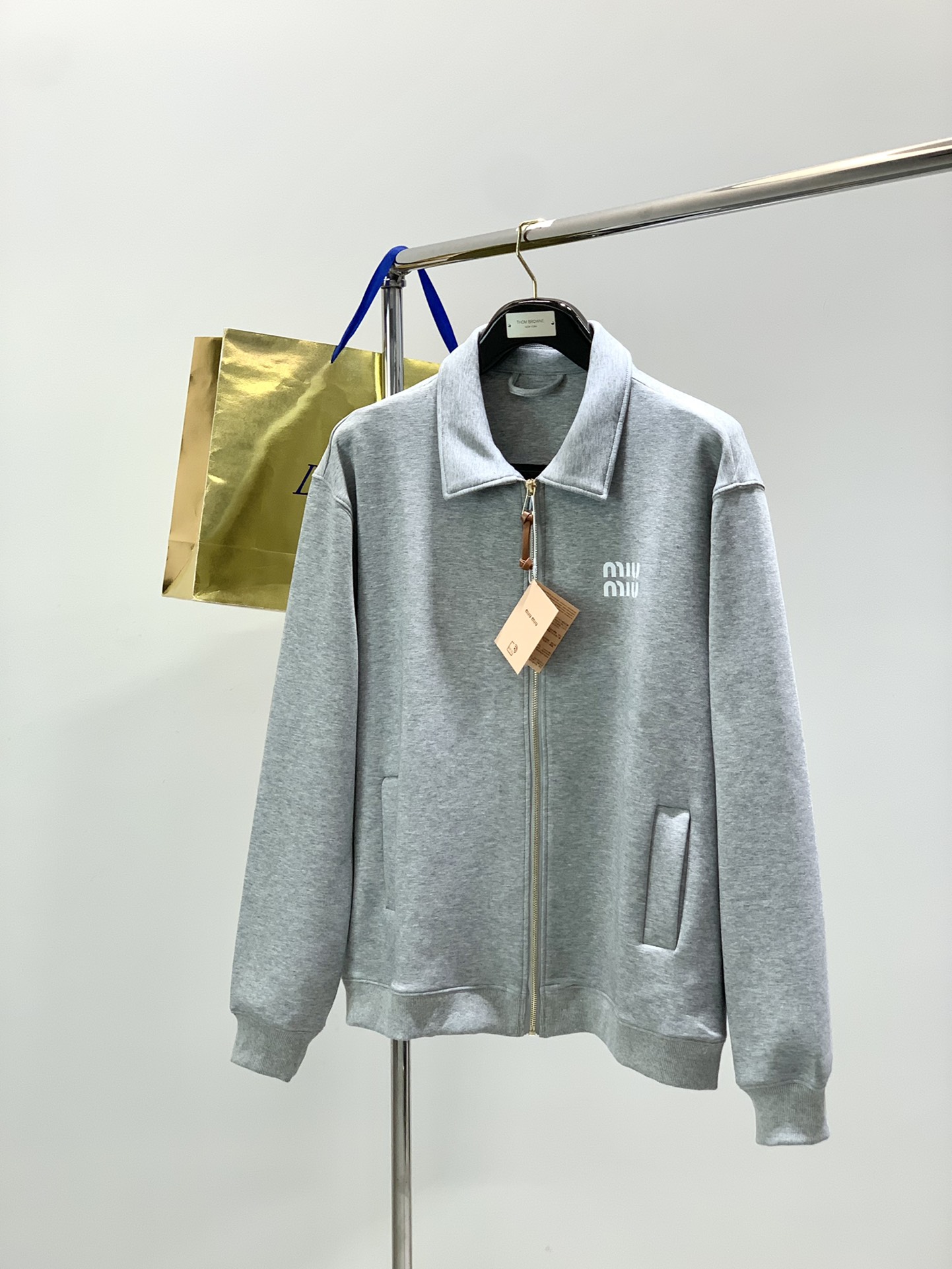 ，miu miu 2025秋季最新品，专柜同步有售，原单狠货，时尚休闲翻领外套，进口原版面料，上身舒适透