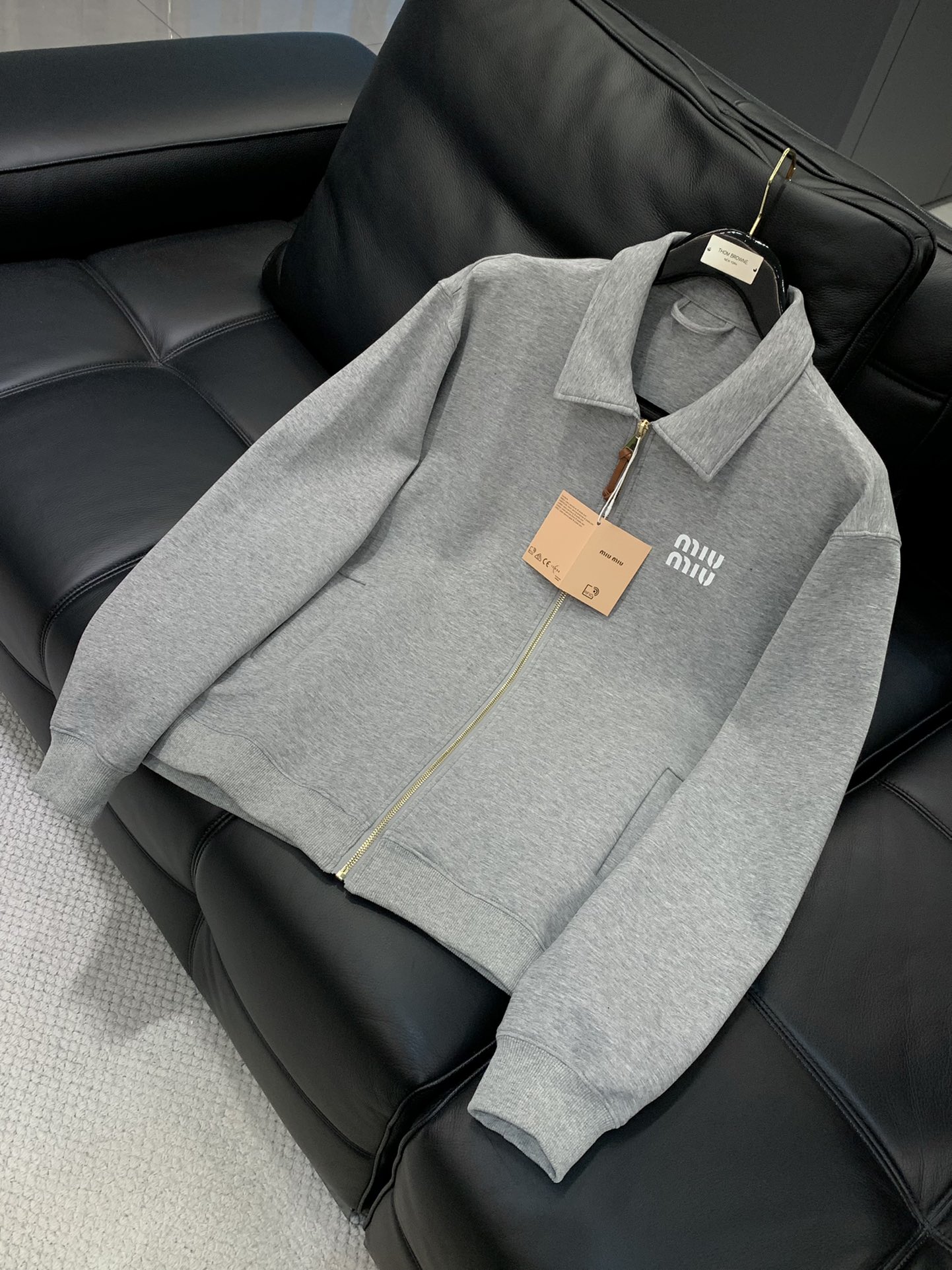 ，miu miu 2025秋季最新品，专柜同步有售，原单狠货，时尚休闲翻领外套，进口原版面料，上身舒适透