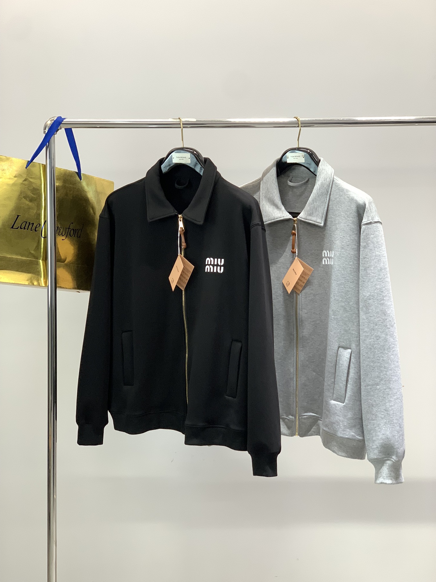 ，miu miu 2025秋季最新品，专柜同步有售，原单狠货，时尚休闲翻领外套，进口原版面料，上身舒适透