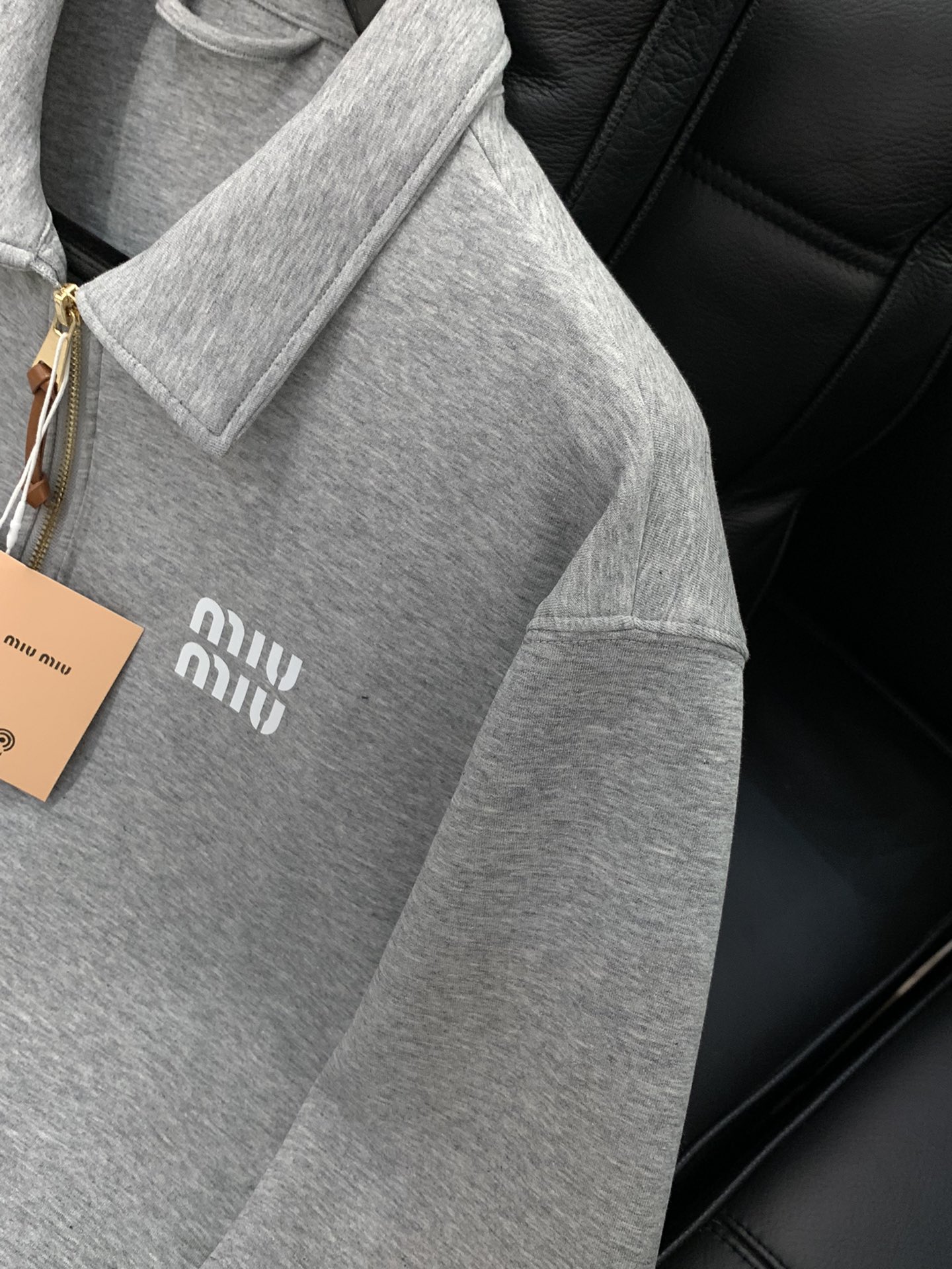 ，miu miu 2025秋季最新品，专柜同步有售，原单狠货，时尚休闲翻领外套，进口原版面料，上身舒适透