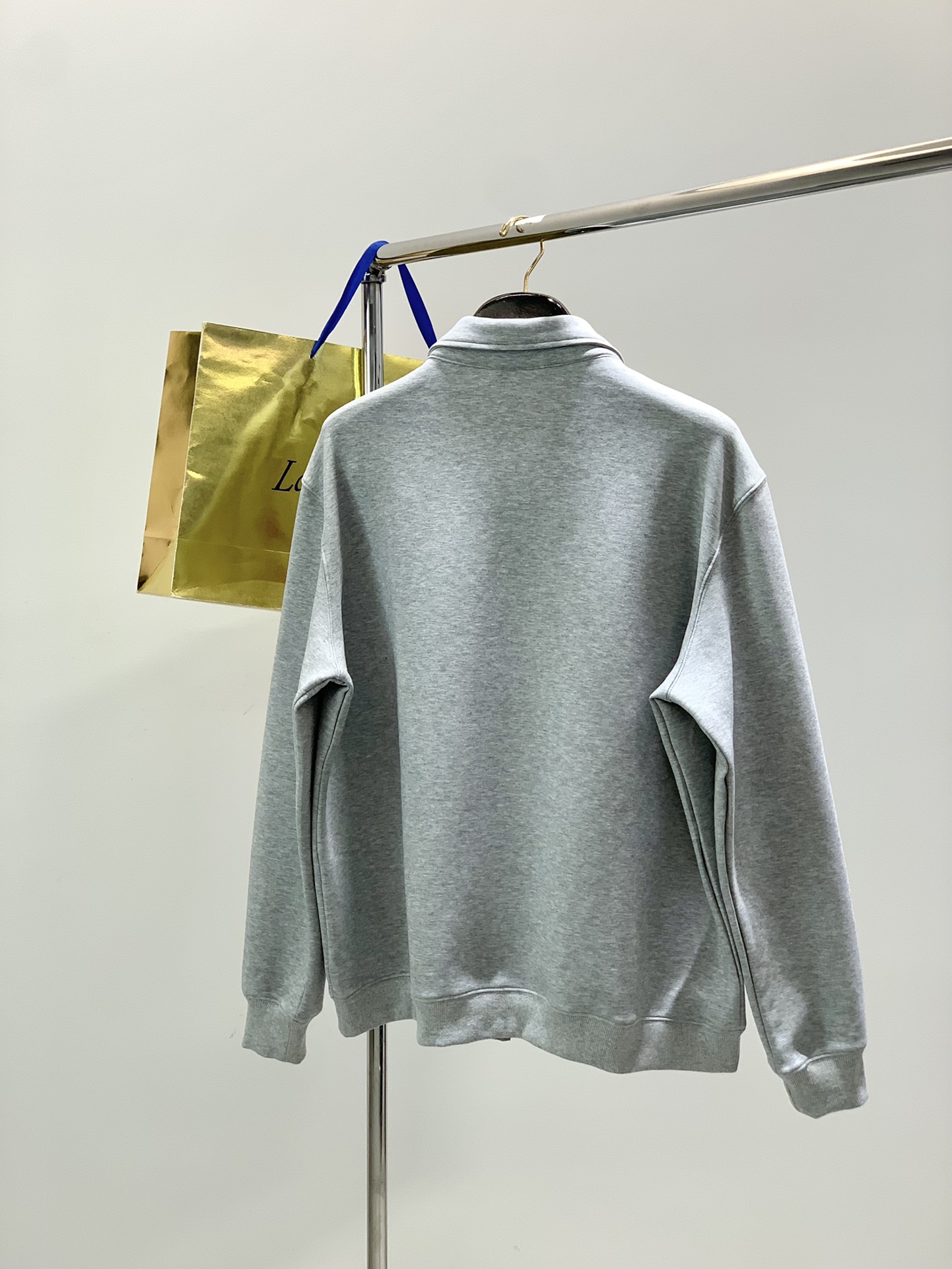 ，miu miu 2025秋季最新品，专柜同步有售，原单狠货，时尚休闲翻领外套，进口原版面料，上身舒适透