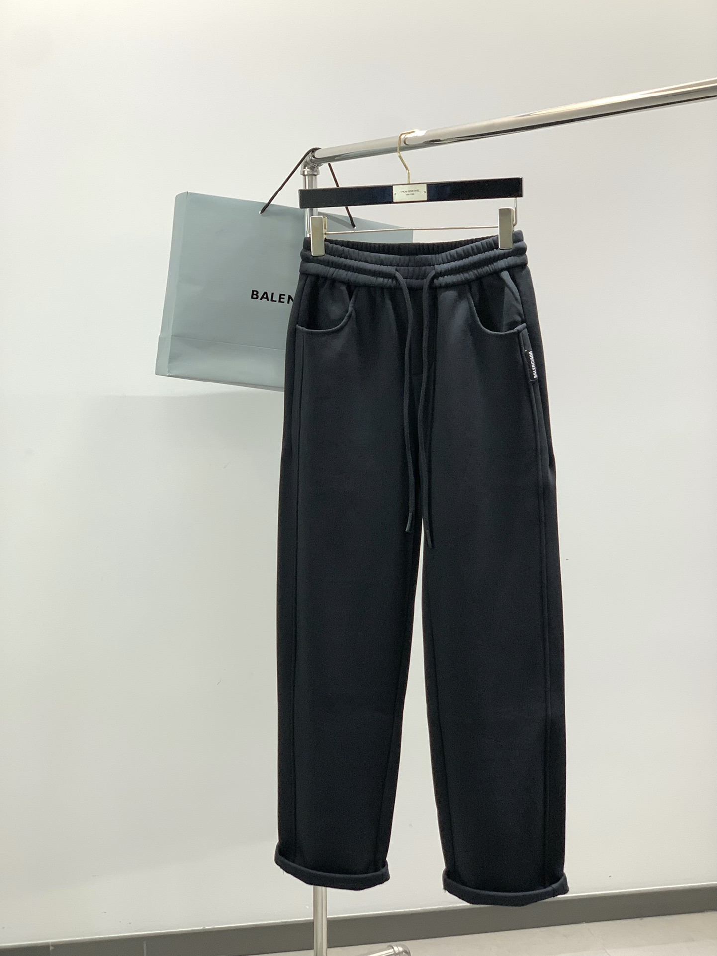 NO:608944,, Balenciaga Balenciaga, 2025 winter latest products, available at counters simultaneously, original goods, fashionable velvet casual pants, imported original washed stretch fabric, comfortable and elastic, top embroidery crafts letter pattern logo, original hardware accessories decoration, super correct version, comfortable and breathable, counter quality, handsome and stylish upper body, three labels complete, size M-3XL,, balenciaga, balenciaga, alexander wang19860909,Balenciaga 巴黎世家,2025冬季最新品,专柜同步有售,原单狠货,时尚绒休闲裤,进口原版水洗弹力面料,舒适有弹性,顶级刺绣工艺字母图案Logo,原版五金辅料装饰,版型超正,舒适透气,专柜品质,上身帅气有型,三标齐全,码数M-3XL,,balenciaga,balenciaga,alexander wang,Men's clothing