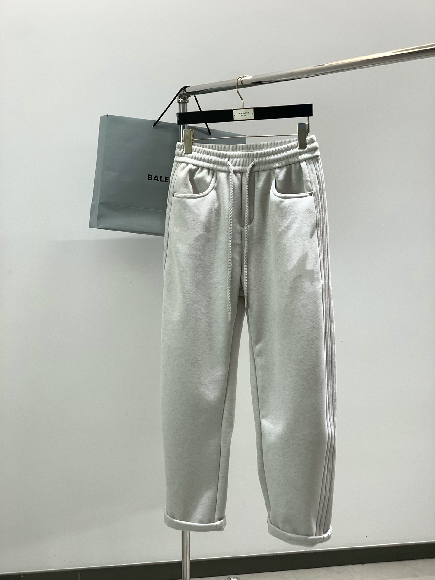 NO:608932,, Balenciaga Balenciaga, 2025 winter latest products, available at the counter simultaneously, original goods, fashionable velvet casual pants, imported original washed stretch fabric, comfortable and elastic, top embroidery crafts letter pattern logo, original hardware accessories decoration, super correct version, comfortable and breathable, counter quality, handsome and stylish upper body, three labels complete, 2 colors recommended, size M-3XL,, balenciaga, balenciaga, alexander wang19860909,Balenciaga 巴黎世家,2025冬季最新品,专柜同步有售,原单狠货,时尚绒休闲裤,进口原版水洗弹力面料,舒适有弹性,顶级刺绣工艺字母图案Logo,原版五金辅料装饰,版型超正,舒适透气,专柜品质,上身帅气有型,三标齐全,2色推荐,码数M-3XL,,balenciaga,balenciaga,alexander wang,Men's clothing