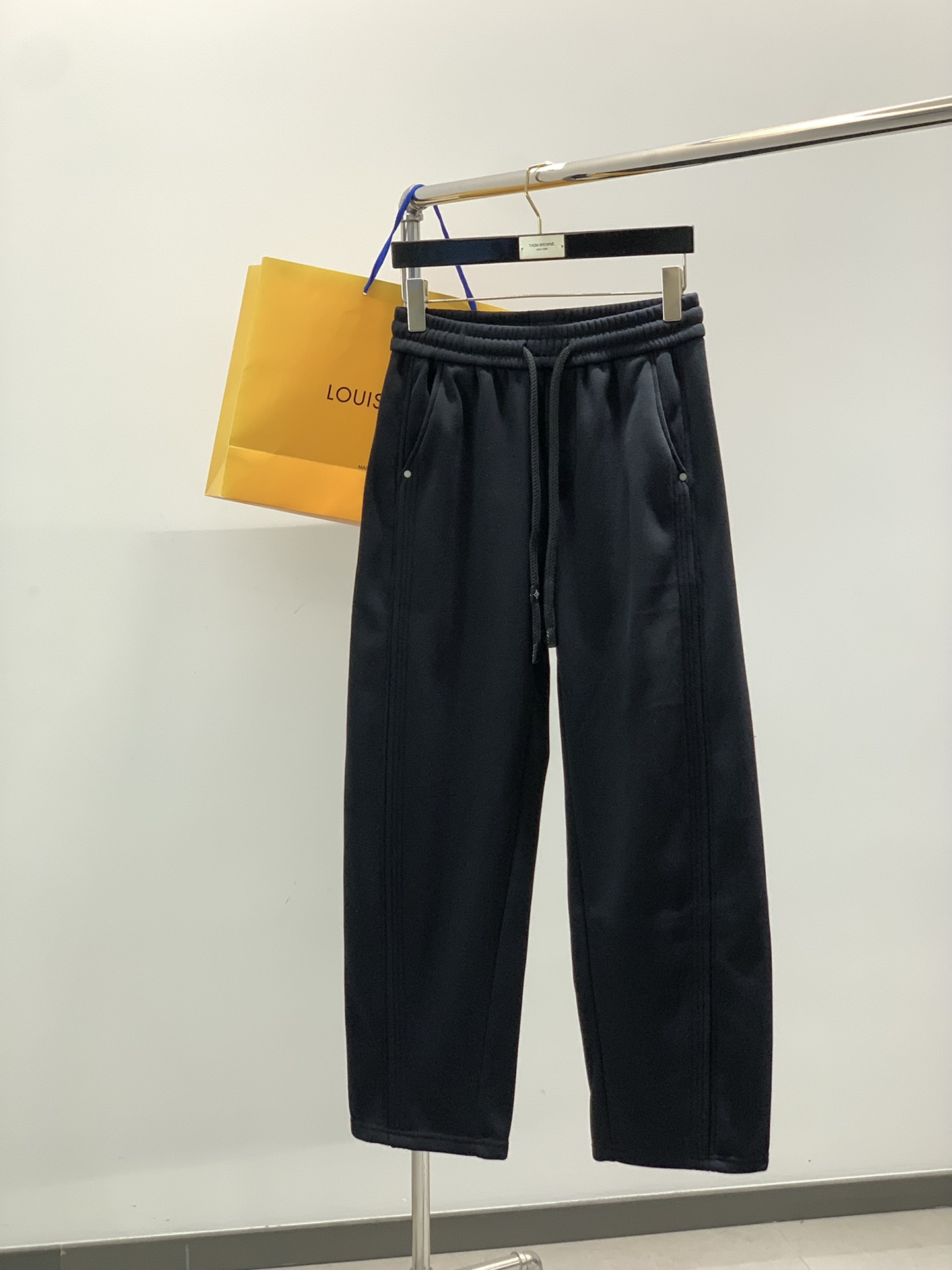 NO:608936,, Louis Vuitton, the latest 2025 winter model, available at counters simultaneously, original order, fashionable velvet casual pants, the upper body is very unique!  Eye-catching and bright, imported original fabrics, top-notch printing technology letter pattern decoration Logo, original hardware accessories decoration, simple yet fashionable, classic atmosphere, comfortable and breathable, handsome and stylish upper body, size M-3XL,, louis vuitton, louis vuitton, alexander wang19860909,LouisVuitton 路易威登,2025冬季最新款,专柜同步有售,原单狠货,时尚绒休闲裤,上身很有特点！吸睛而有亮点,进口原版面料,顶级印花工艺字母图案装饰Logo,原版五金辅料装饰,简单而不失时尚,经典大气,舒适透气,上身帅气有型,码数M-3XL,,louis vuitton,louis vuitton,alexander wang,Men's clothing