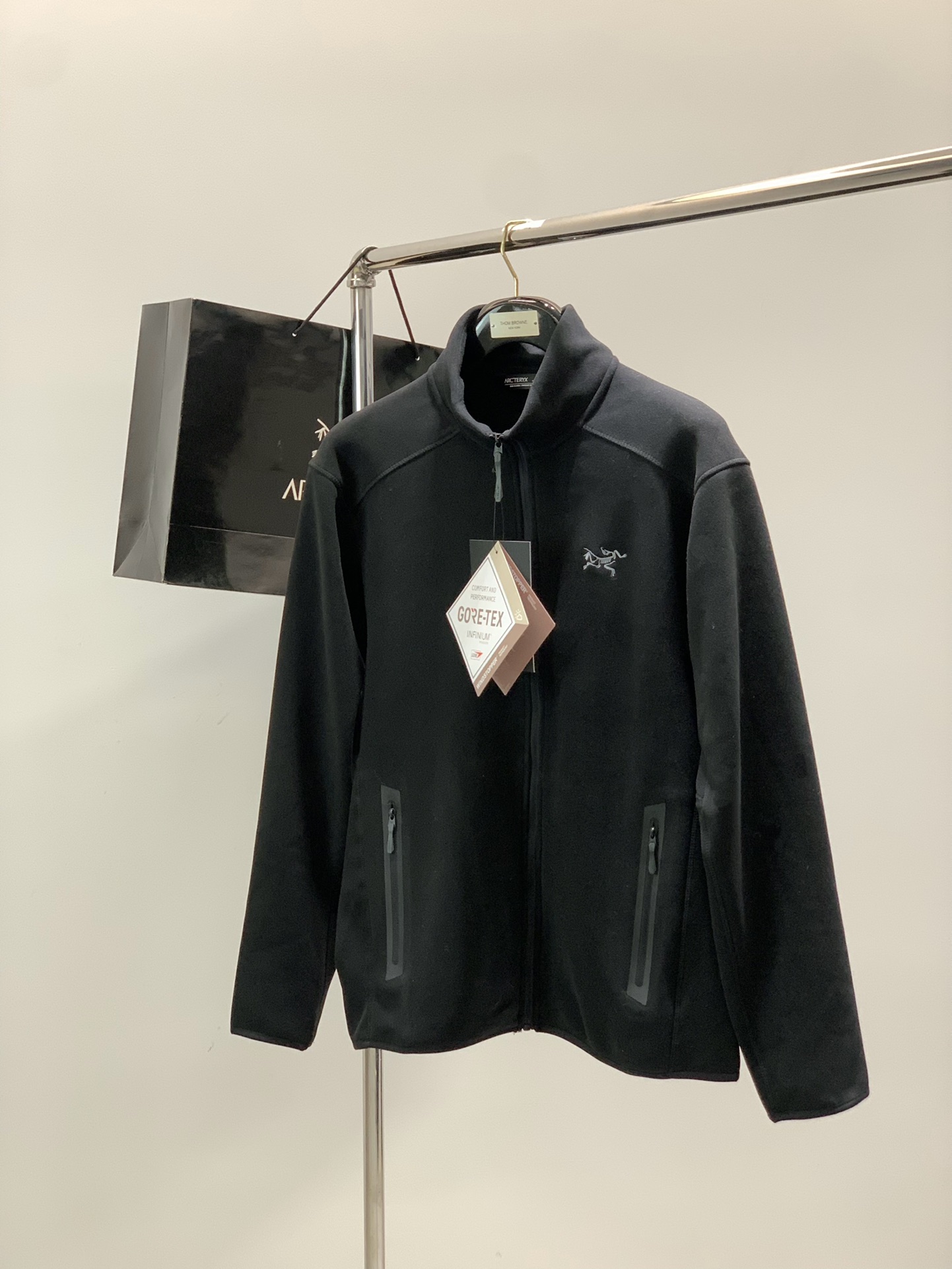 NO:608948,, Arc'teryx KYANITE JACKET warm men's stand collar fleece jacket!  !  Product Details This versatile Kyanite can be worn as a midlayer or on its own for a variety of activities. Warm, flexible and comfortable, Polartec Power StretchPro fleece is breathable and paired with a durable nylon cover for added durability. The brushed lining is soft and next-to-skin. Four-way stretch fabric combined with articulation and tailoring provide freedom of movement and a simple shape that can be easily layered under the shell. POLARTEC@  Synthetic fleece fabric is elastic and flexible, warm and breathable, and durable and wear-resistant. Basic information Usage: Hiking, wilderness trekking Cut: Standard style Fabric: Polartec Power Stretch Pro - Polyester fiber Nylon Spandex Full performance · Moisture wicking, durable, versatile, warm and comfortable · Spliced tailoring, free movement · Mid-high collar · Two taped zipper pockets · No Slip Zip main zipper, jaw guard Size M-3XL M  Shoulder width 47 Bust 118 Dress length 69 Recommend about 130 L Shoulder width 49 Bust 122 Dress length 70 Recommend about 150  Recommend around 210,arc'teryx,jackets & coats,alexander wang19860909,始祖鸟 KYANITE JACKET 保暖 男子立领 抓绒衫外套！！ 商品详情 这款多功能的Kyanite可作为中间层或单独穿着,适用于各类活动. 温暖、灵活、舒适,PolartecPower StretchPro抓绒面料通风透气,搭配耐久的尼龙表层面料,增强耐用性. 拉绒里衬很柔软、亲肤. 四向弹力面料结合拼接剪裁工艺,带来活动自如的移动体验,造型简洁,可轻松叠穿在外壳之下. POLARTEC@ 合成抓绒面料弹性灵活、保暖透气,持久耐磨. 基本信息 用途:远足,野外徒步 裁切:标准款式 面料:Polartec Power Stretch Pro -聚酯纤维 锦纶 氨纶 全部性能 ·吸湿排汗,耐用,功能多样,保暖舒适 ·拼接剪裁,活动自如 ·中高领子 ·两个压胶拉链口袋 ·No Slip Zip主拉链,护颚 尺码M-3XL M 肩宽47 胸围118 衣长69 建议130左右 L 肩宽49 胸围122 衣长70 建议150左右 XL 肩宽51 胸围126 衣长72 建议170左右 XXL 肩宽53 胸围130衣长 74 建议190左右 3XL 肩宽55 胸围134 衣长76 建议210左右,arc'teryx,jackets & coats,alexander wang,Men's clothing