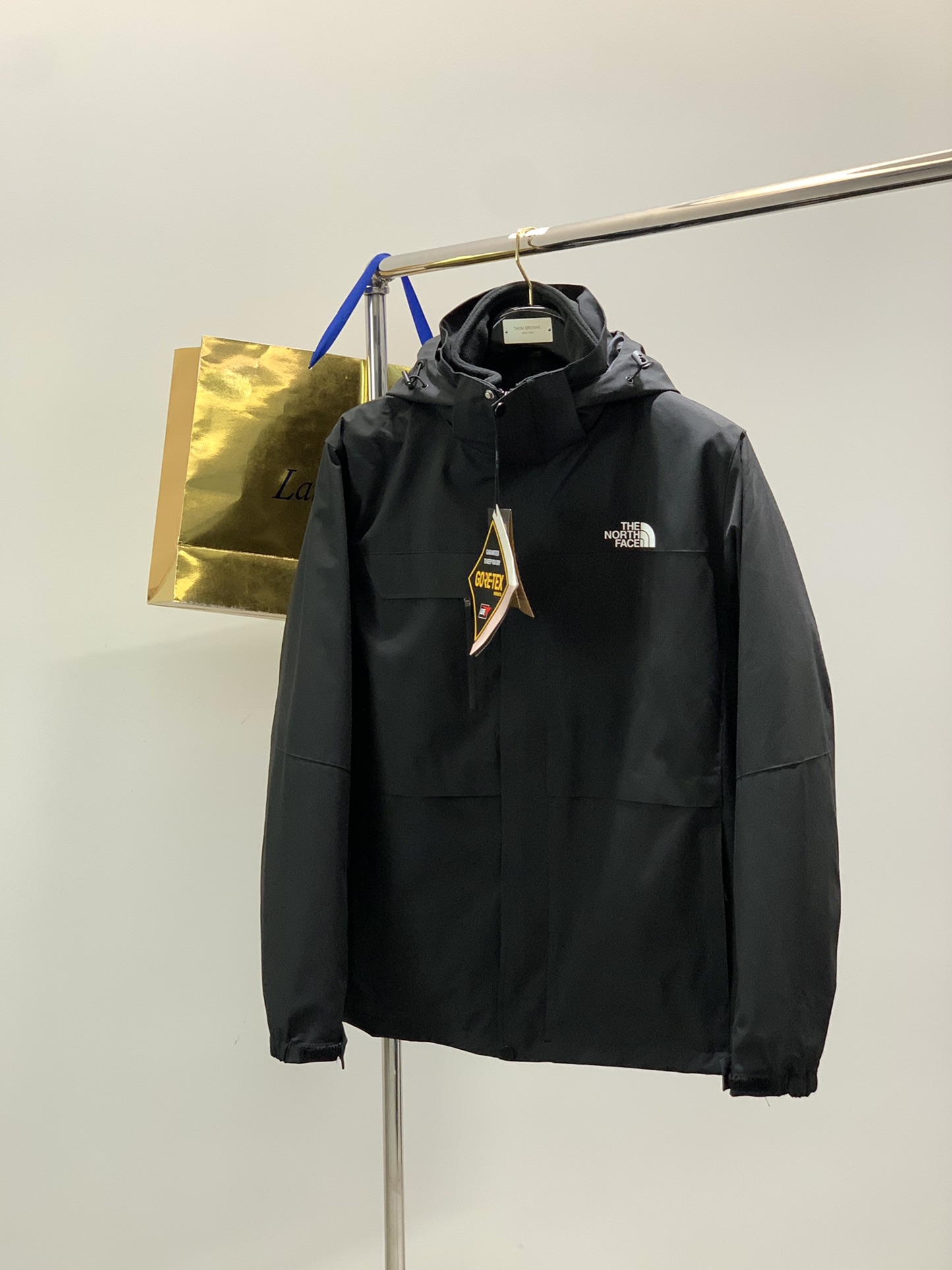 NO:608920,, The North Face the male Elements silver fox double-sided velvet three-in-one waterproof and warm outdoor new TheNorthFace removable inner layer!  !  !  Don’t be afraid of the rain and have fun going wild!  !  Double waterproofing, review of microporous structure, double stable waterproof performance!  !  !  Double-sided velvet inner core, soft and delicate, can be warmed by huge heat. DRYVENT technology, double waterproof and moisture-permeable, durable and wear-resistant, front and middle zipper access, double-layered windshield, tightly blocks wind and rain, can be worn multiple times, zipper type is detachable, temperature can be controlled at will, product information, item number, use, hiking, travel, function, waterproof and warm, can be combined with CP to be the same jacket for both men and women!  One piece of clothing can be worn three times, freely matched to meet the travel needs of spring, autumn and winter. One piece is worth three pieces. It is truly cost-effective to wear the jacket alone and the inner lining to combine!  The outer shell is splash-proof, windproof and stain-proof, and the liner is made of fine polar fleece casual liner, with three-dimensional tailoring to avoid bloat!  The liner can be machine washed, the wear-resistant fabric is wear-resistant and scratch-resistant / machine washable, the jacket is thickened and upgraded with three-in-one durable fabric that is windproof / soft and waxy / durable / wear-resistant / scratch-resistant, smooth zipper / does not break for a long time, YKK zipper!  Quality guaranteed!  Very practical!  !  !  Size M-4XL Color Lemon Yellow Smoke Gray Beige Black M L  120 Jin-140 Jin recommends L, 140 Jin-160 Jin recommends XL, 160 Jin-180 Jin recommends 2XL, 180 Jin-200 Jin recommends 3XL, 200 Jin-220 Jin recommends 4XL,,The North Face,jackets & coats,alexander wang19860909,北面 the男Elements银狐双面绒三合一防水保暖户外 新款TheNorthFace 可拆卸内搭！！！ 不惧雨袭 尽兴去野！！ 双重防水 复核微孔结构 双重稳固防水性能！！！ 双面绒内丹,柔软细腻,巨热所温. DRYVENT科技 双重防水透湿 耐用耐磨 前中拉链门禁 双层挡风片 严密阻隔风雨 一衣多穿 拉链式可拆卸 温度随心掌控 产品信息货号  用途 徒步、旅行 功能 防水保暖 可cp结合起来当情侣男女同款外套！一衣三穿,自由搭配,满足春秋冬出行需求,一件抵三件 真正性价比单穿外套单穿内胆组合穿！ 外壳 防溅水 防风 防污渍,内胆 细腻摇粒绒休闲内胆 ,立体剪裁拒绝臃肿！ 内胆能机洗,耐穿耐磨面料耐磨耐穿耐刮擦/机洗手洗随便洗,外套加厚升级三合一耐穿面料防风/软糯/耐穿/耐磨/耐刮差,顺滑拉链/久拉不坏,YKK拉链！品质保障！实用性强！！！ 尺码M-4XL 颜色柠檬黄 烟雾灰 米色 黑色 M L XL 2XL3XL4XL 衣长 687072747678 胸围 112 116 120 124 128 132 袖长 61 63 65 6769 71 体重100斤-120斤 推荐穿M 120斤-140斤推荐穿L 140斤-160斤推荐穿XL 160斤-180斤推荐穿2XL 180斤-200斤推荐穿3XL  200斤-220斤推荐穿4XL,,The North Face,jackets & coats,alexander wang,Men's clothing