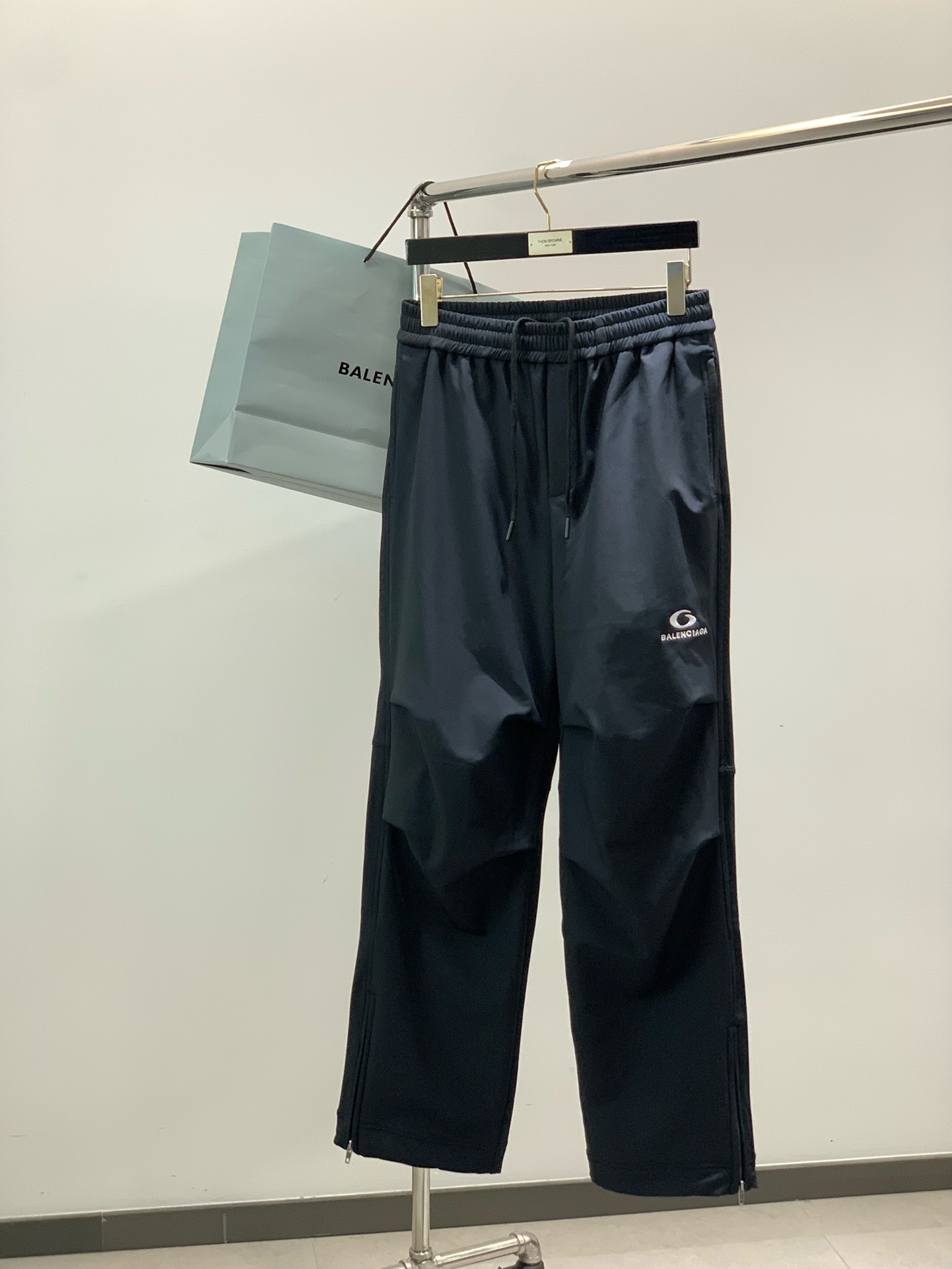 NO:608925,, Balenciaga straight legs need to have a unique knee design!  !  !  Parisian's straight-leg velvet sweatpants... custom-made composite velvet lining with elastic fabric. The upper body is very good. New heavy-weight design sweatpants for autumn and winter. A very hard-to-find item. The embroidered brand on the front side shows the brand at a glance. The silhouette and fabric, and the upper body are worry-free in winter!  !  !  It can be matched with any shoes, both boys and girls can wear it. It can be matched with tops of the same brand. The texture is improved, lazy and high-end, and it is perfect for going out. Sizes s-L. Waist 78-88 Hip 126 Pants length 107 Other sizes, waist and hips increase by 4-5cm per size, and pants length increases by 1.3cm per size, balenciaga, balenciaga, alexander wang19860909,巴黎世家 直筒需要有别致的膝盖设计！！！巴黎家的直筒加绒卫裤….定制复合丝绒内里弹力面料.上身很好.秋冬新款重棒设计卫裤.非常难寻的单品,前侧刺绣品牌展现一眼就能认出,廓形和面料,上身一条 冬季无忧！！！搭配任何鞋子都可以,男生女生都可以入,可以搭配同品牌上衣,质感提升,慵懒又高级,太适合出门穿搭了.尺码s-L.s码腰围78-88 臀围126 裤长107 其他码腰围臀围每码递增4-5cm 裤长每码递增1.3cm,,balenciaga,balenciaga,alexander wang,Men's clothing