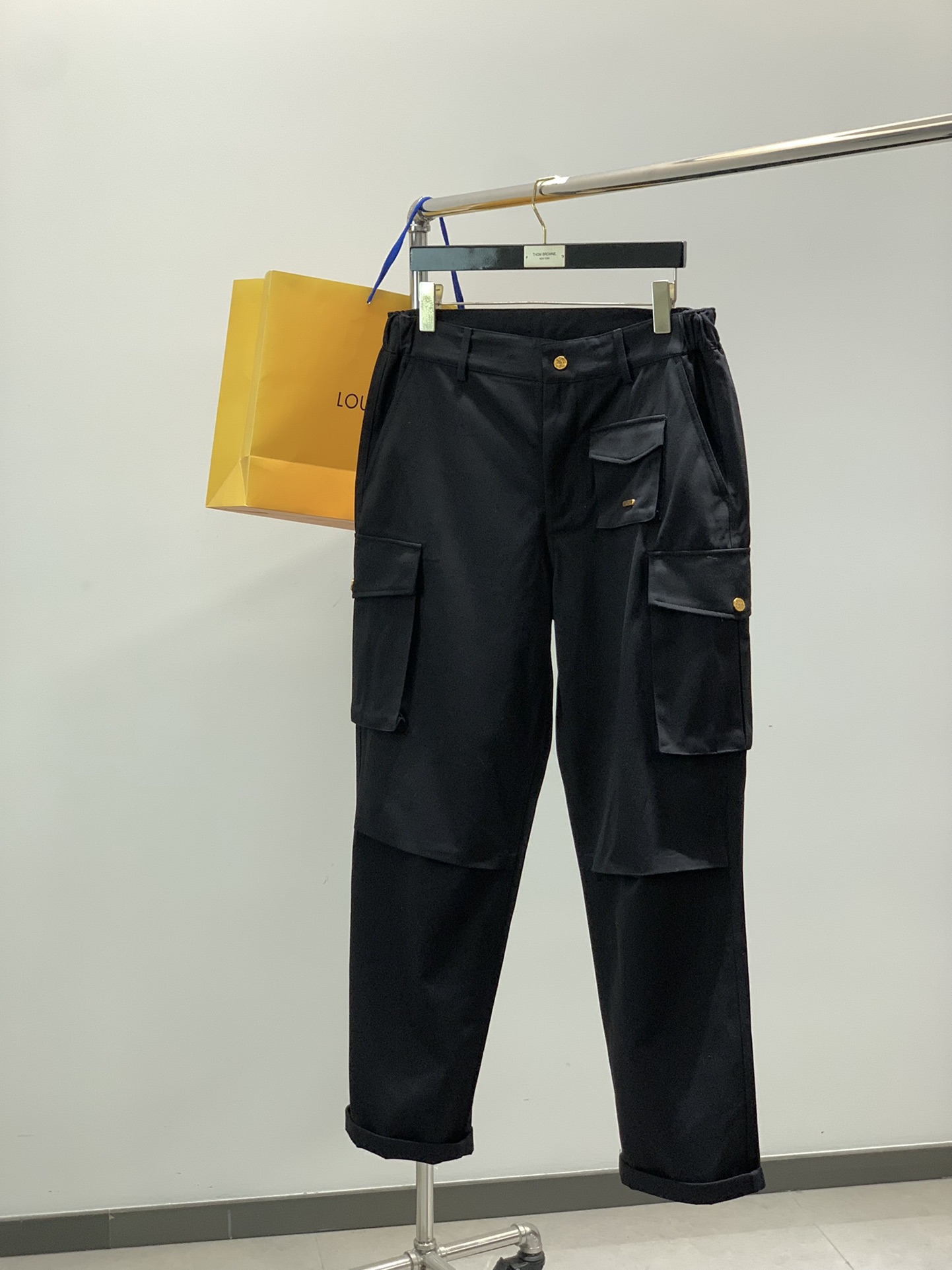 NO:608930,, LV’s best workwear gold buckle sweatpants.. Based on the handsome standardized work trousers of the US Army, Z jointly developed the fabric, stiff and textured.... You can see the most original and authentic high street workwear trousers. The straight and super handsome style.. The inside of these pants looks simple, but in fact the craftsmanship requirements are extremely high... Every zipper and buckle is carefully processed. The super complex cut design... The real photos show it all... This is the pinnacle trousers for workwear lovers... Size s m L...  The waist circumference of size S is 78-88, the hip circumference is 126, and the pants length is 109. For other sizes, the waist and hip circumferences increase by 4-5cm per size. The pants length increases by 1.2cm per size,,louis vuitton,alexander wang19860909,LV 最赞工装金扣卫裤..以帅气标准化作业美军军裤为原版基础Z联合开发面料,硬挺加质感处理....你可见最原版,最正的高街工装卫裤.直筒超帅的版型..这条裤子内里看着简单,实际上工艺要求极高....每一个拉链搭扣处都用心处理.超级复杂的裁片设计..实拍图展现无遗......这是工装爱好者的巅峰裤装......尺码s m L.. s码腰围78-88 臀围126 裤长109.其他码腰围臀围每码递增4-5cm. 裤长每码递增1.2cm,,louis vuitton,alexander wang,Men's clothing