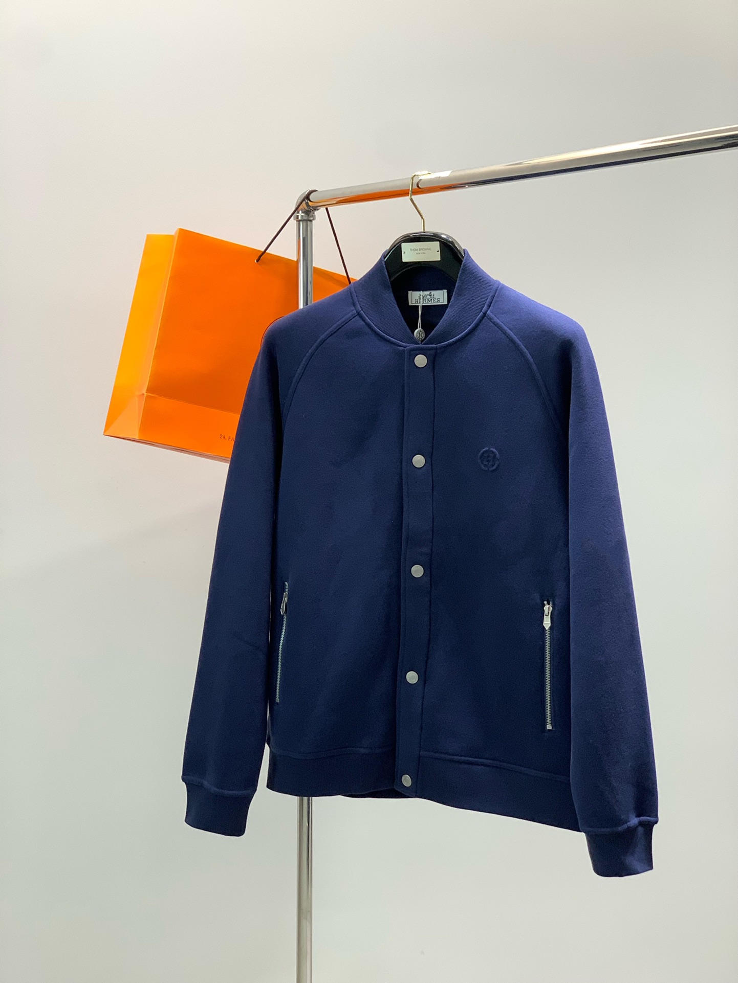 NO:608915,, Hermès skin-velvety comfortable thickened and warm baseball sweatshirt...H Hermès' new baseball collar jacket. The same fine craftsmanship inside and out. Much more advanced than ordinary sweatshirts!  H European and American counters are hard to find. It is absolutely OK for daily life, really comfortable enough and rich enough. Gray size m-2xL. M size bust 112, dress length 70, raglan sleeve length 78. Other busts L11619860909,爱马仕 肌肤绒感舒适加厚保暖棒球卫衣…..H爱马家新品棒球领外套. 里外一致的精细工艺.比普通卫衣高级很多！ H欧美柜台一件难求.日常生活搭配绝对OK ,真的足够舒适 也足够老钱. 灰色  尺码m-2xL . m码胸围112 衣长70 连肩袖长78.其他胸围L116 xL120 xxL124 肩宽衣长袖长每码相差1.5cm,,hermes,hoodie,sweatshirts,jackets & coats,alexander wang,Men's clothing