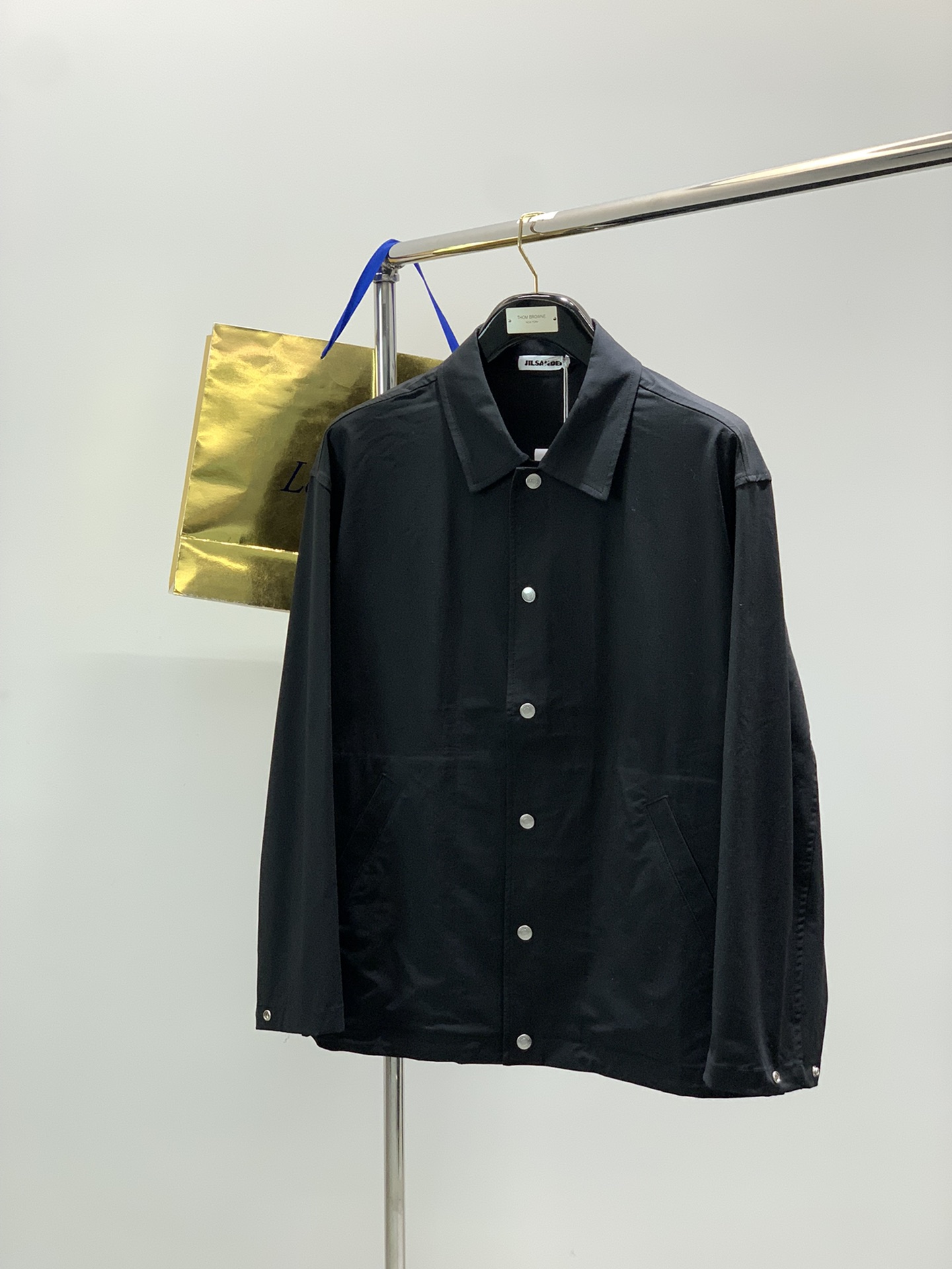 NO:608910,, JIL's No. 1 couple's fabric stretch nylon fiber contrasting large logo retro tonal lapel jacket on the back, can be matched with shorts. About Brand Minimalist style is a return to nature, which represents simplicity and restraint, and is full of the wisdom of eliminating complexity and seeking simplicity. As the originator of minimalist style and a staunch advocate of minimalism, JIL uses high-quality fabrics, unique designs, and exquisite tailoring to turn the 'architectural' silhouettes in clothing into pure and textured!  Regarding style and design, the Coach jacket, as a retro benchmark, is one of the items with the most Vintage temperament. It was originally designed for team coaches. Therefore, the material is light and thin and is windproof and rainproof. Because it is easy to wear and versatile, and has its own trendy attributes, it has become the first choice item in the spring and autumn wardrobe. It is non-sexist and can be worn fashionably by both men and women.  Minimalist and retro light jacket, with simple streamlines and classic small lapels, the upper body will not feel restrictive. The details are extremely simple and there are no unnecessary lines. The large contrasting LOGO on the back is as simple and straightforward as a brand promotional item. However, it has attracted countless fans and has become a popular tool on INS and Xiaohongshu. It can be matched with shorts from the same period. About fabrics and craftsmanship  92 polyester fiber 8 spandex fiber, a custom-woven fiber from Japan Daiichi Fabric Co., Ltd., has a fine twill texture, transverse micro-elasticity, excellent tensile force and resilience. The high-density woven fiber is waterproof and highly breathable. The inner lining is unlined, and the inner bag is made of this season's upgraded jacquard fabric mesh. Sizes S, M, L, XL, XXL  Size chart S Bust 112 Shoulder width 46 Sleeve length 62 Dress length 68 M Bust 116 Shoulder width 47 Sleeve length 63 Dress length 70 L Bust 120 Shoulder width 48 Sleeve length 64 Dress length 72 XL Bust 124 Shoulder width 49 Sleeve length 65 Dress length 74 2  coats,alexander wang19860909,JIL 情侣款第一织物弹力尼龙纤维后背撞色大logo复古调性翻领夹克,可与短裤搭配成套 关于Brand 极简风是一种返璞归真,代表着简单与克制,充满了去繁求简的智慧.而作为极简风的鼻祖,作为极简主义的坚定拥护者,JIL用优质面料,独特设计,考究剪裁,将服装中的“建筑性”廓形变得纯粹且有质感！ 关于款式及设计 作为复古标杆的Coach jacket教练夹克,是最具Vintage气质的单品之一,最初是专为球队教练设计的,因此材质上轻薄的同时挡风防雨,因其好穿百搭,且自带潮流属性,成了春秋衣橱里的首选单品,且无性别主义,男女均可时髦驾驭. 极简且复古的轻薄夹克,通体简单流线,带着经典小翻领,,上身不会有拘束感.细节处理极简到极致,没有多余的线条.后背撞色大LOGO,简单直白到犹如品牌宣传单品,但就是圈粉无数,成了INS和小红薯上的刷街利器.可与同期上的短裤搭配成套. 关于面料及工艺 92聚酯纤维8氨纶纤维,来自日本第一织物株式会社的定织纤维,质感细腻的斜纹肌理,横向微弹力,拉伸力和回弹力均巨佳,高密织的纤维,可生活防水,高透气性能.内里无衬,里袋选用的是本季升级改良的提花织物网眼. 尺码S,M,L,XL,XXL 尺码表S胸围112肩宽46袖长62衣长68  M胸围116肩宽47袖长63衣长70  L胸围120肩宽48袖长64衣长72 XL胸围124肩宽49袖长65衣长74 2XL胸围128肩宽50袖长66衣长76,,coach,jil sander,shorts,jackets & coats,alexander wang,Men's clothing