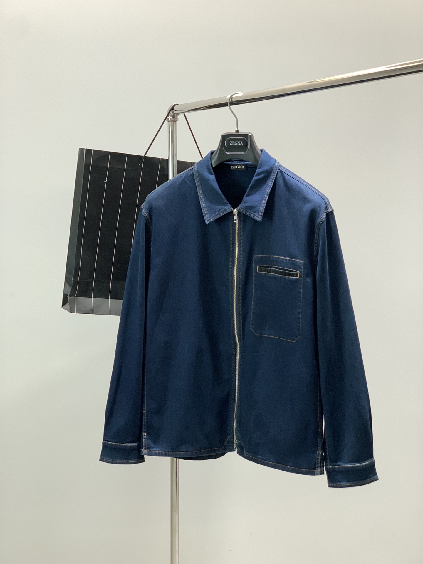 NO:608905,,Jelia Men's Mulberry Silk Lyocell Heavy Denim Fabric Workwear Style Double-Zip Denim Jacket About Style and Design Produced by Z Home, a denim jacket with workwear attributes, Vintage indigo color, with retro brown topstitching, and a micro-profile version with just the right amount of looseness, you can easily wear it clean  The fit is casual and sexy. The neat lapels, minimalist lines, and double zipper placket design can bring more layers to the outfit. The pocket outline outlined by the top line on the left chest, the pocket design + the contrasting pocket opening are more in line with the overall workwear tone. The side contours are designed to move forward, and the insert pockets are invisible in the vertical tailoring outline, and the side details are small slits.  Minimalist and versatile dark blue denim, it maintains the purest appearance of ancient weaving. It is naturally stone-ground and lightly fermented, with slight fading, no whitening and no additional craftsmanship. The dark blue denim is clean and high-end, thin and soft, slightly elastic and skin-friendly, with a sense of structure and support, and the upper body shape is highlighted. About fabrics and technology  70 cotton, 11 polyester, 7 mulberry silk, 4 Tencel lyocell, 1 lycra, ultra-fine worsted cotton yarn blend, the fabric surface is tight, soft and skeletal, blended with mulberry silk and Tencel lyocell, which improves the texture of denim denim to a higher level, light and comfortable, natural and refreshing, moisture absorption and heat dissipation, breathable and skin-friendly. The zipper is customized by Ideal, the inside is sewn with light craftsmanship, and the placket is finely hemmed.  Sizes S, M, L,  2XL Bust 130 Shoulder Width 54 Sleeve Length 64 Clothing Length 78,,jackets & coats,jackets & coats,alexander wang19860909,杰力亚 男款桑蚕丝莱赛尔重磅丹宁面料工装风双拉链牛仔夹克外套 关于款式及设计 Z家出品,工装属性的牛仔外套,Vintage的靛蓝色系,搭配复古的棕色明线,加上松量正好的微廓版型,可以轻松穿搭出Clean fit的随性感.利落翻领,极简线条,双拉链门襟的设计,可以给穿搭带来更多的层次感.左胸明线勾勒的口袋轮廓,挖袋设计+撞色袋口更贴合整体的工装调性.侧身轮廓做了前移设计,插袋隐形在立裁轮廓线中,侧身小开衩细节. 极简且百搭的深蓝色系丹宁牛仔,保持古法织布最纯粹的模样,自然石磨轻酵洗水,落色轻微,无磨白无附加工艺,深蓝系的牛仔布干净得很高级,薄质柔软,微弹亲肤,有骨架感且有支撑度,上身型款立显. 关于面料及工艺 70棉11聚酯纤维7桑蚕丝4天丝莱赛尔1莱卡,超细精纺棉纱混纺,布面紧实,薄软有骨感,混纺了桑蚕丝和天丝莱赛尔,使得牛仔丹宁的质感提升一个段位,轻盈舒适,自然清爽,吸湿散热,透气亲肤.拉链为Ideal定制,内里来去缝做光工艺,门襟处精细包边. 尺码S,M,L,XL,2XL 尺码表S胸围114肩宽50袖长60衣长74.M胸围118肩宽51袖长61衣长75.L胸围122肩宽52袖长62衣长76. XL胸围126肩宽53袖长63衣长77. 2XL胸围130肩宽54袖长64衣长78,,jackets & coats,jackets & coats,alexander wang,Men's clothing