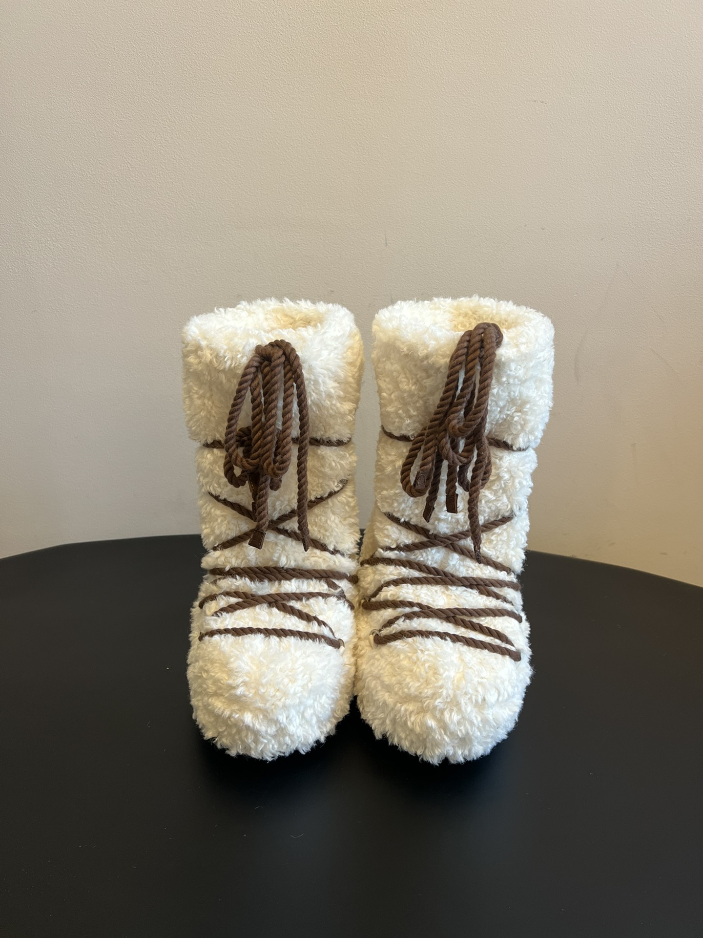 NO:646221,Moon Boot 25ss new autumn and winter plush long snow boots furry boots A pair of shoes that are suitable for both left and right feet!  Very unique!  The characteristics of these plush boots are as soft and glutinous as bread. They are made of full plush material and have strong warmth retention. They can lock in heat well when worn in autumn and winter. The material is fluffy and soft, and they fit comfortably on the feet and will not feel stuffy when worn for a long time. The colors are diverse, both basic and pastel colors, suitable for different styles. The style is both casual and fashionable, and can be worn in daily life, out on the street and other scenes. Moonboot’s classic style is really unusual and feels.  The shopping genius discovered the Park series, which is warm and suitable for daily use. It is a soul mate. The upper is made of artificial sherpa, the lining is filled with silk cotton, and the outsole is made of non-slip rubber. It is increased by 7cm. Size: 35-41 (40-yard customization is non-refundable), snow boots, boots.19860909Moon Boot 25ss秋冬季新款毛绒长筒雪地靴毛毛靴 一双不分左右脚的鞋！超有特点！软软糯糯像面包这款毛绒靴的特点.全毛绒材质,保暖性强,秋冬穿着能很好锁住热量.材质蓬松柔软,上脚贴合舒适,长时间穿也不会闷脚配色多样,基础色和柔和色系都有,适配不同风格. 款式兼顾休闲与时尚,日常、出街等场景都能穿 moonboot的经典款实在太不日常了,而且感 会很占行李箱本购物小天才发现了park系列,保暖且日常 SOULMATE ”是灵魂伴侣. 鞋面人造羊羔绒 内里丝绵填充 大底防滑橡胶大底 增高7cm size :35-41码（40码定制不退换）,雪地靴,boots,Women's Shoes