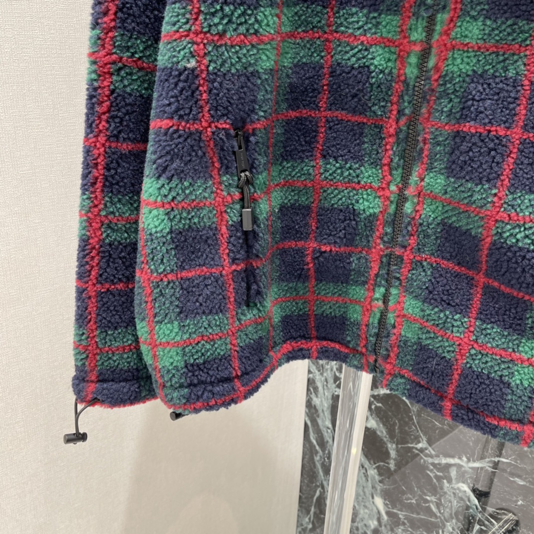 Miu 25秋冬新款 格纹摇粒绒外套 红绿对格设计超有节日氛围感!秋冬穿超舒服 宽松Oversize版型