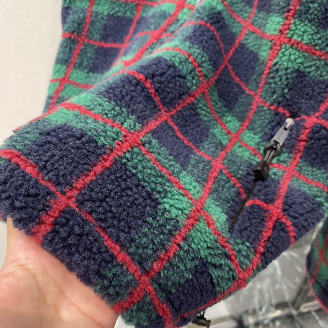 Miu 25秋冬新款 格纹摇粒绒外套 红绿对格设计超有节日氛围感!秋冬穿超舒服 宽松Oversize版型