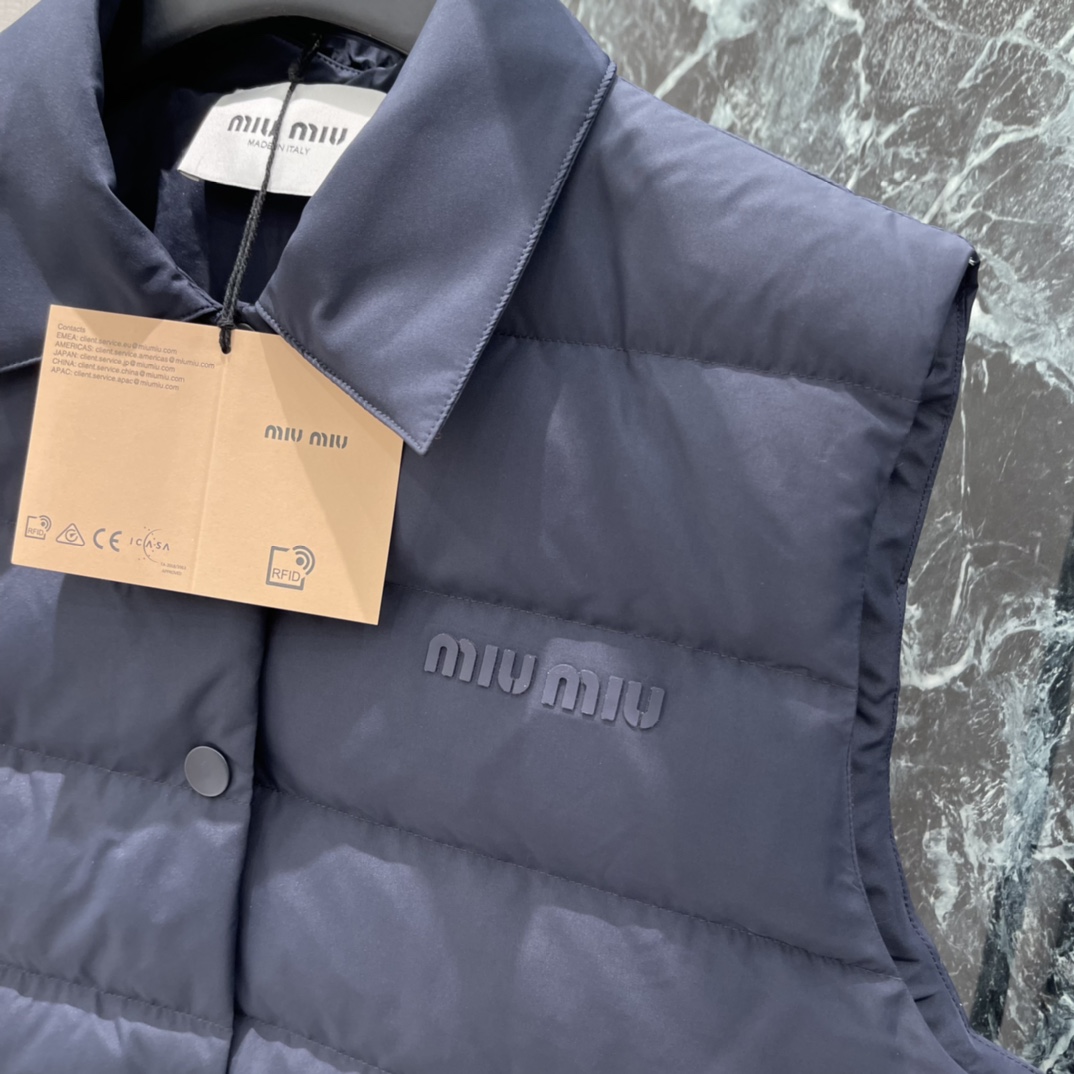 Miu 25秋冬新款 翻领马甲 胸前细节有品牌刺绣，低调又有辨识度计 暖和不显臃肿 穿搭性更强 两个翻盖