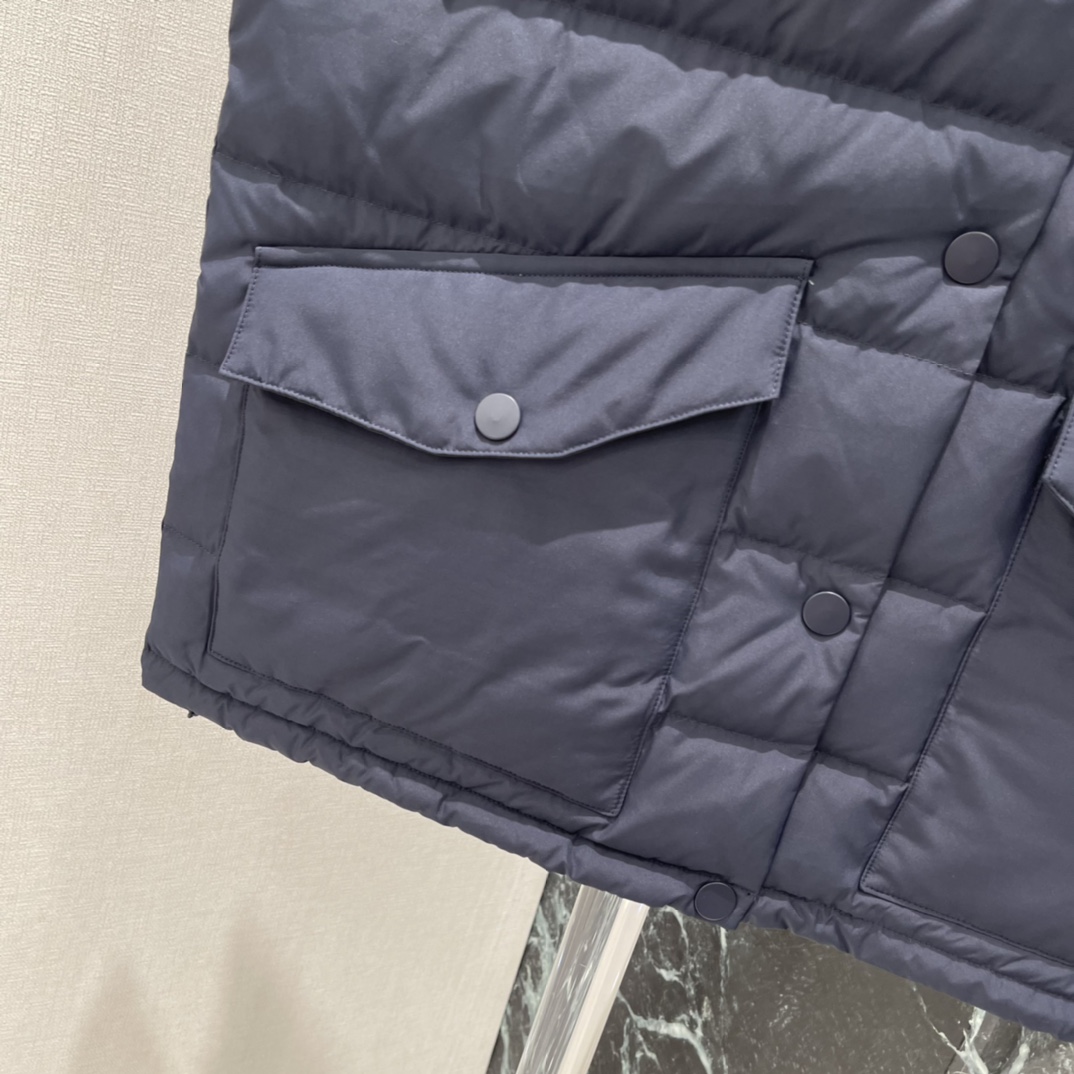 Miu 25秋冬新款 翻领马甲 胸前细节有品牌刺绣，低调又有辨识度计 暖和不显臃肿 穿搭性更强 两个翻盖