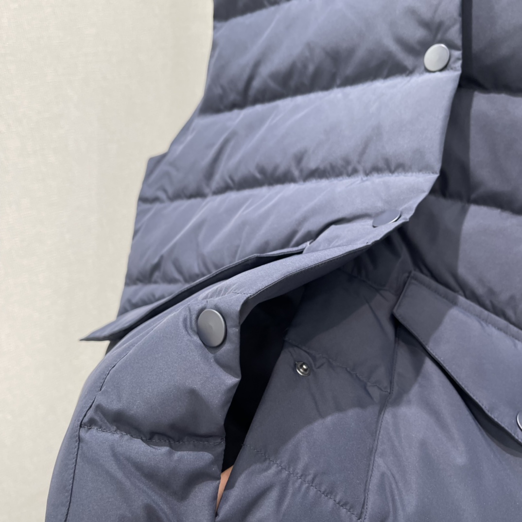 Miu 25秋冬新款 翻领马甲 胸前细节有品牌刺绣，低调又有辨识度计 暖和不显臃肿 穿搭性更强 两个翻盖