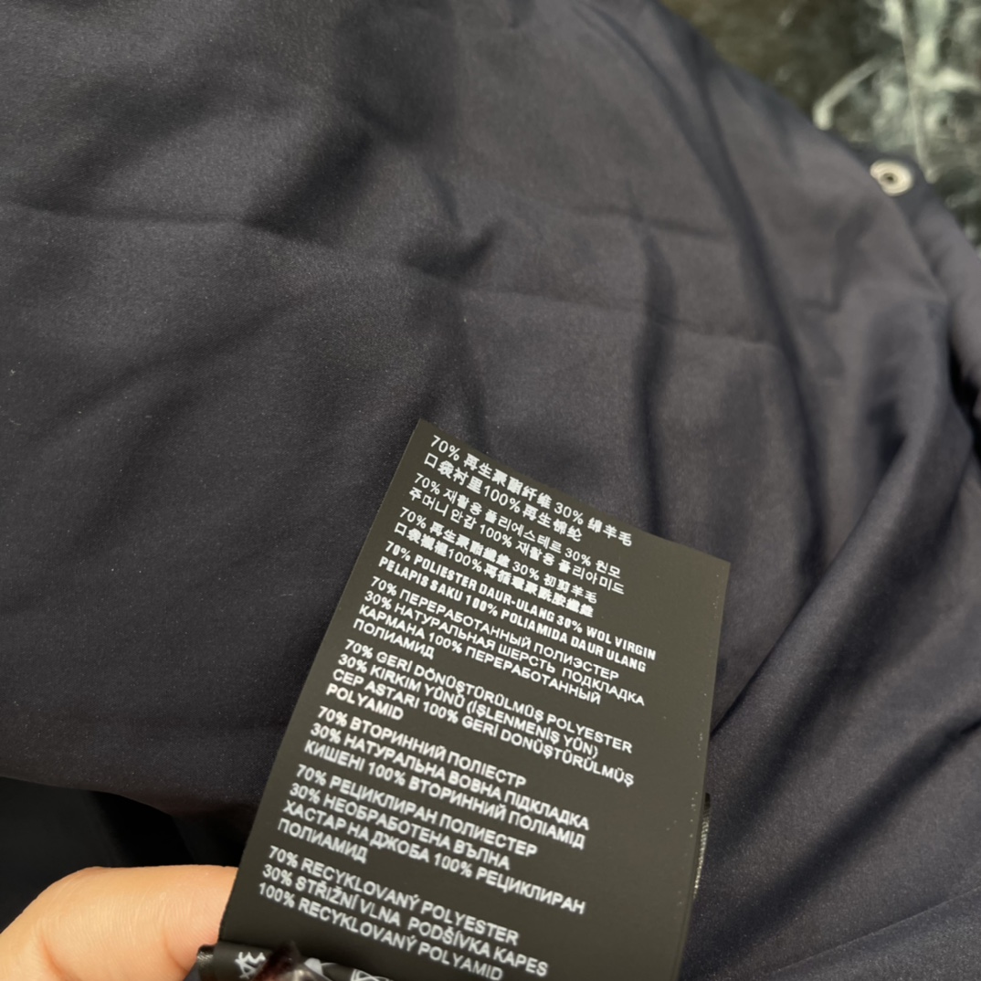 Miu 25秋冬新款 翻领马甲 胸前细节有品牌刺绣，低调又有辨识度计 暖和不显臃肿 穿搭性更强 两个翻盖