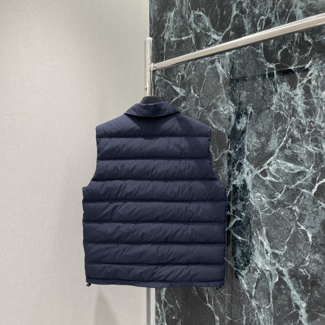 Miu 25秋冬新款 翻领马甲 胸前细节有品牌刺绣，低调又有辨识度计 暖和不显臃肿 穿搭性更强 两个翻盖