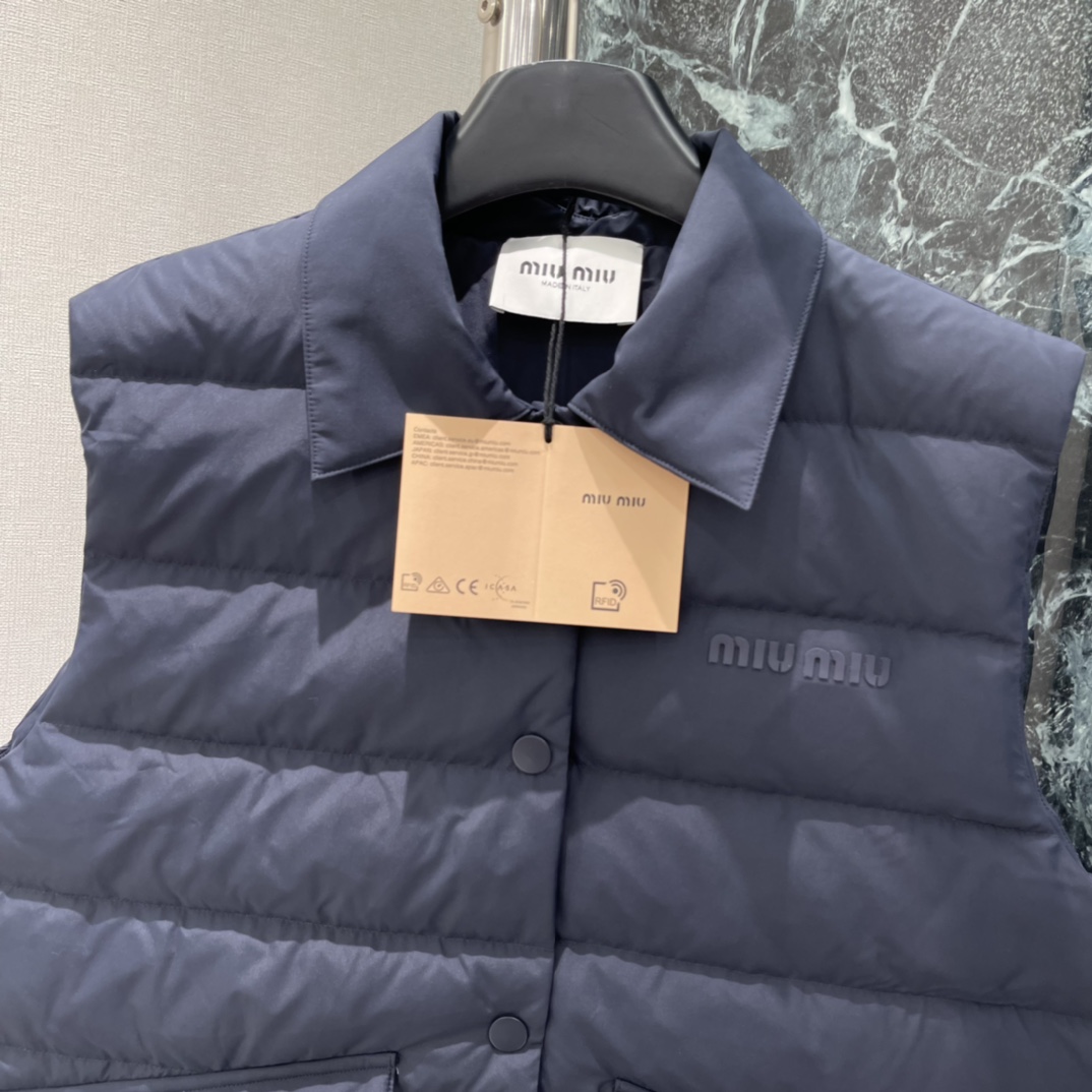 Miu 25秋冬新款 翻领马甲 胸前细节有品牌刺绣，低调又有辨识度计 暖和不显臃肿 穿搭性更强 两个翻盖