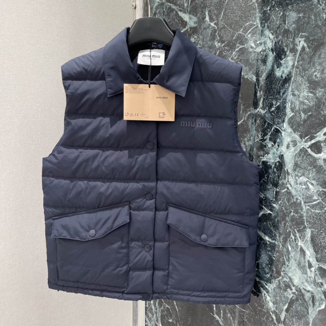 Miu 25秋冬新款 翻领马甲 胸前细节有品牌刺绣，低调又有辨识度计 暖和不显臃肿 穿搭性更强 两个翻盖