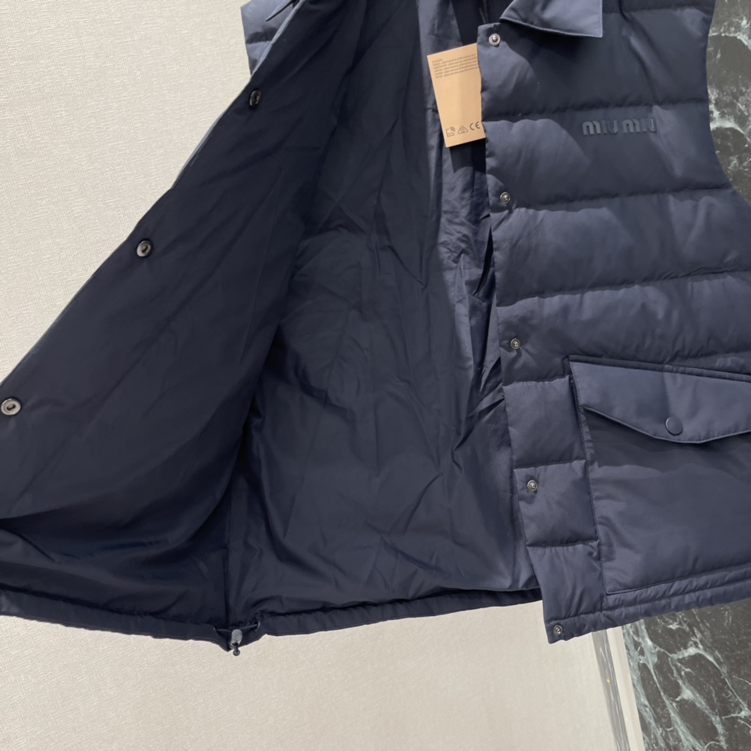 Miu 25秋冬新款 翻领马甲 胸前细节有品牌刺绣，低调又有辨识度计 暖和不显臃肿 穿搭性更强 两个翻盖