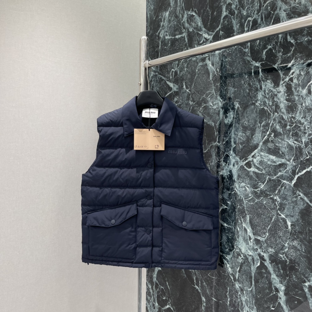 Miu 25秋冬新款 翻领马甲 胸前细节有品牌刺绣，低调又有辨识度计 暖和不显臃肿 穿搭性更强 两个翻盖