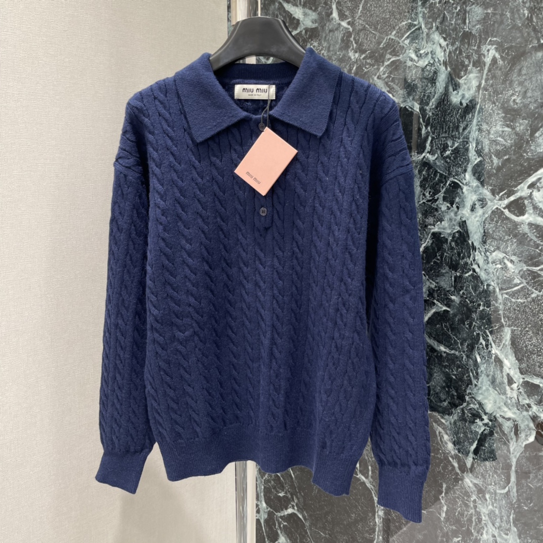 Miu25秋冬新款 麻花针织上衣 经典麻花纹理+翻领设计，复古学院风满满，背后撞色品牌提花超有辨识度!宽