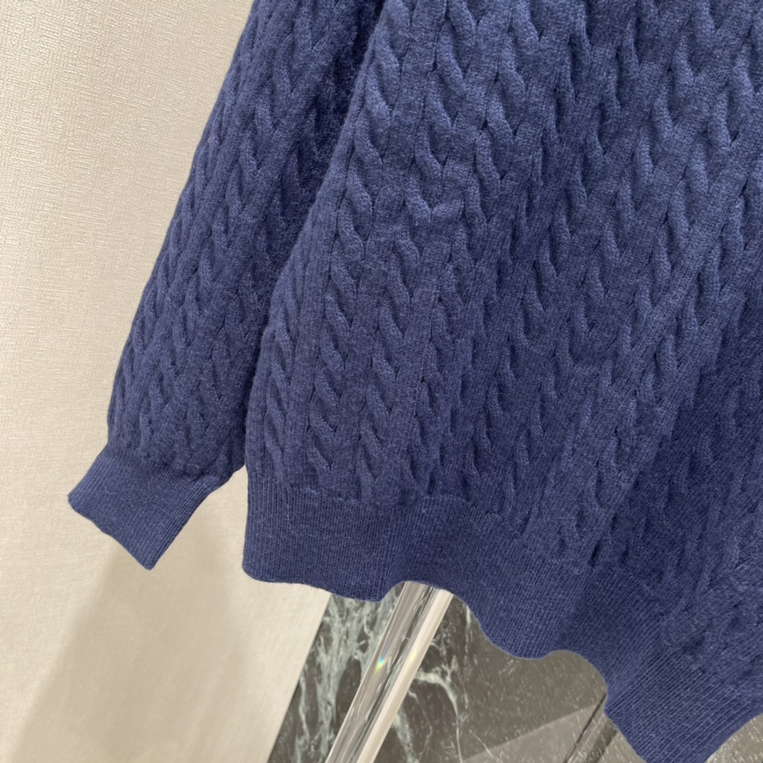 Miu25秋冬新款 麻花针织上衣 经典麻花纹理+翻领设计，复古学院风满满，背后撞色品牌提花超有辨识度!宽