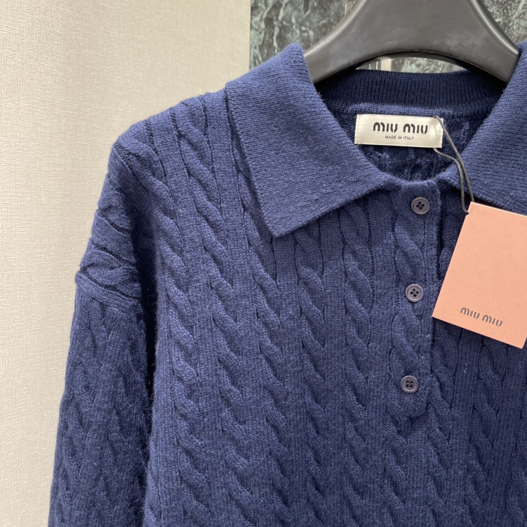 Miu25秋冬新款 麻花针织上衣 经典麻花纹理+翻领设计，复古学院风满满，背后撞色品牌提花超有辨识度!宽