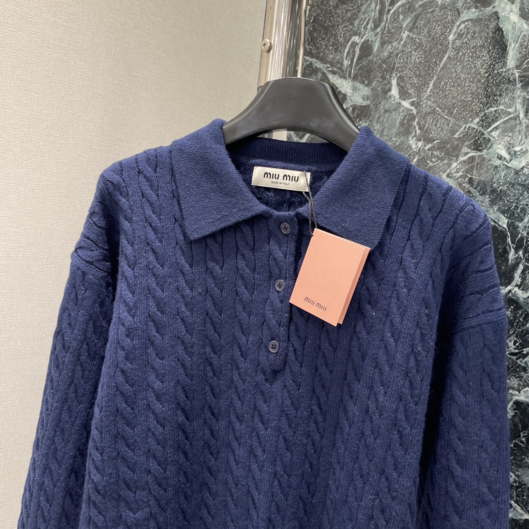 Miu25秋冬新款 麻花针织上衣 经典麻花纹理+翻领设计，复古学院风满满，背后撞色品牌提花超有辨识度!宽