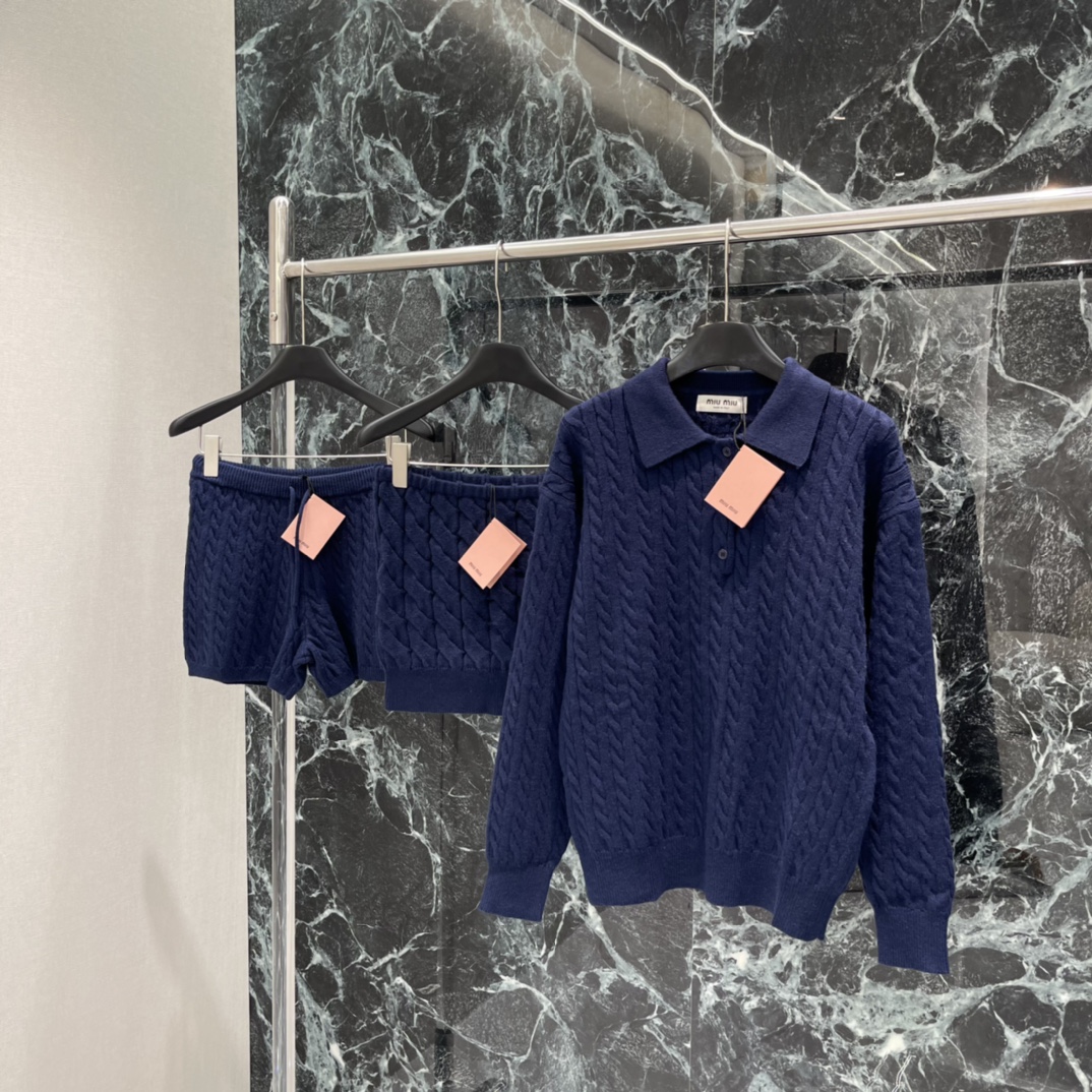 Miu25秋冬新款 麻花针织上衣 经典麻花纹理+翻领设计，复古学院风满满，背后撞色品牌提花超有辨识度!宽
