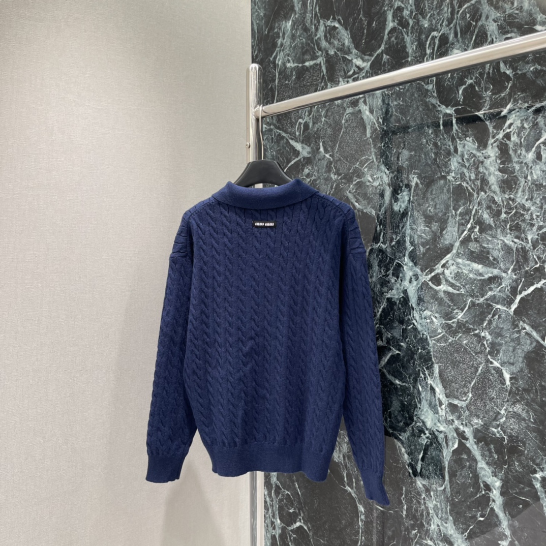 Miu25秋冬新款 麻花针织上衣 经典麻花纹理+翻领设计，复古学院风满满，背后撞色品牌提花超有辨识度!宽