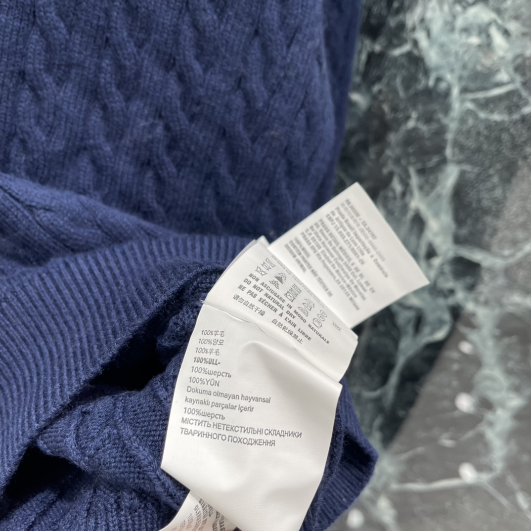 Miu25秋冬新款 麻花针织上衣 经典麻花纹理+翻领设计，复古学院风满满，背后撞色品牌提花超有辨识度!宽