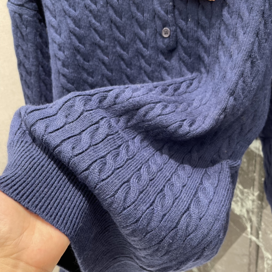 Miu25秋冬新款 麻花针织上衣 经典麻花纹理+翻领设计，复古学院风满满，背后撞色品牌提花超有辨识度!宽