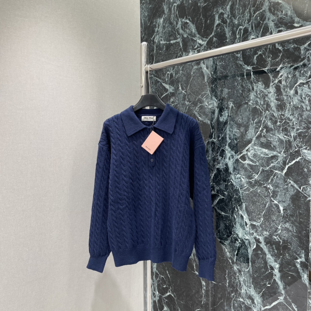 Miu25秋冬新款 麻花针织上衣 经典麻花纹理+翻领设计，复古学院风满满，背后撞色品牌提花超有辨识度!宽