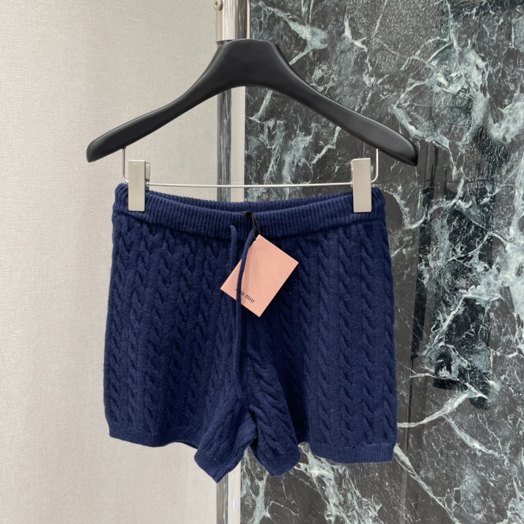 Miu 25秋冬新款 麻花针织短裤 经典麻花纹理+撞色 logo微标细节满分计 宽松版型+松紧腰 舒适好