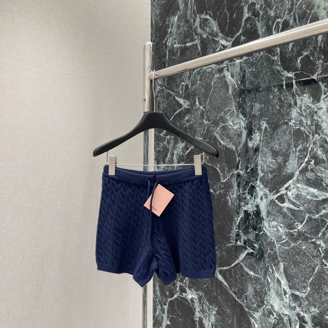 Miu 25秋冬新款 麻花针织短裤 经典麻花纹理+撞色 logo微标细节满分计 宽松版型+松紧腰 舒适好