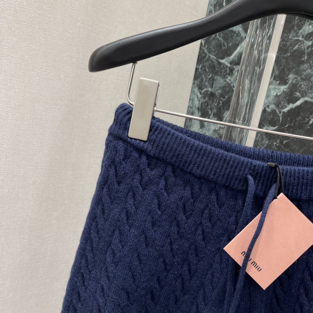 Miu 25秋冬新款 麻花针织短裤 经典麻花纹理+撞色 logo微标细节满分计 宽松版型+松紧腰 舒适好