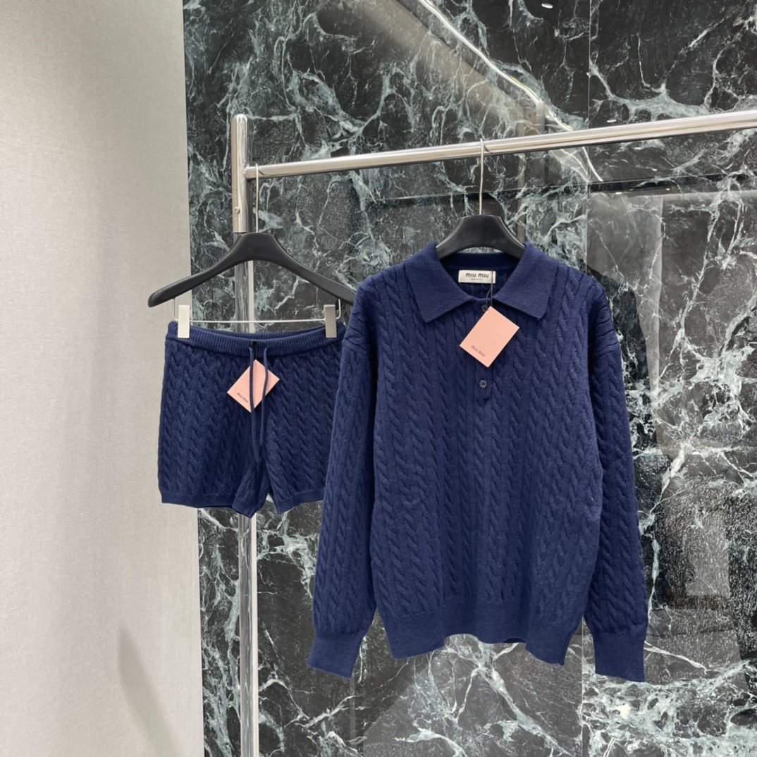 Miu 25秋冬新款 麻花针织短裤 经典麻花纹理+撞色 logo微标细节满分计 宽松版型+松紧腰 舒适好