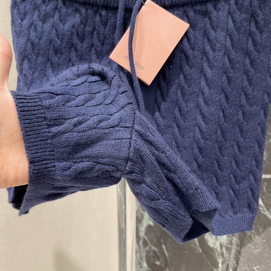 Miu 25秋冬新款 麻花针织短裤 经典麻花纹理+撞色 logo微标细节满分计 宽松版型+松紧腰 舒适好